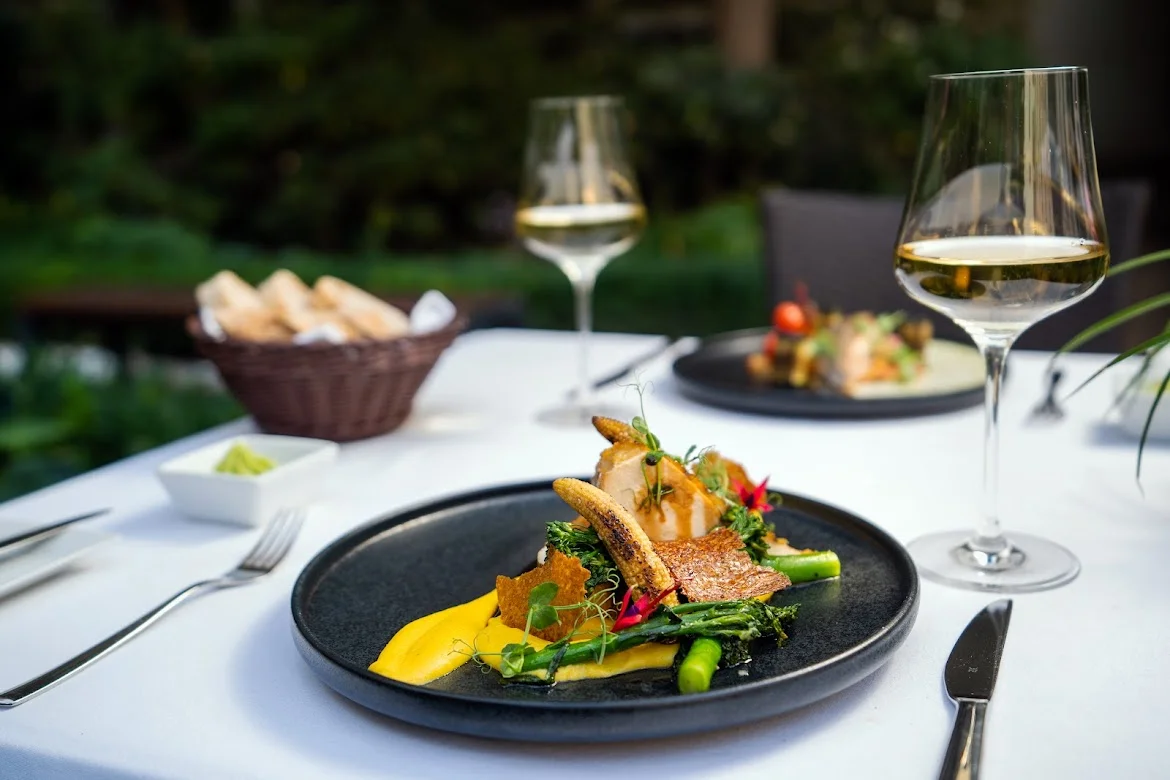 Pětichodové menu á la carte s lahví vína v oceňované The Grand Mark Prague pro 2 osoby