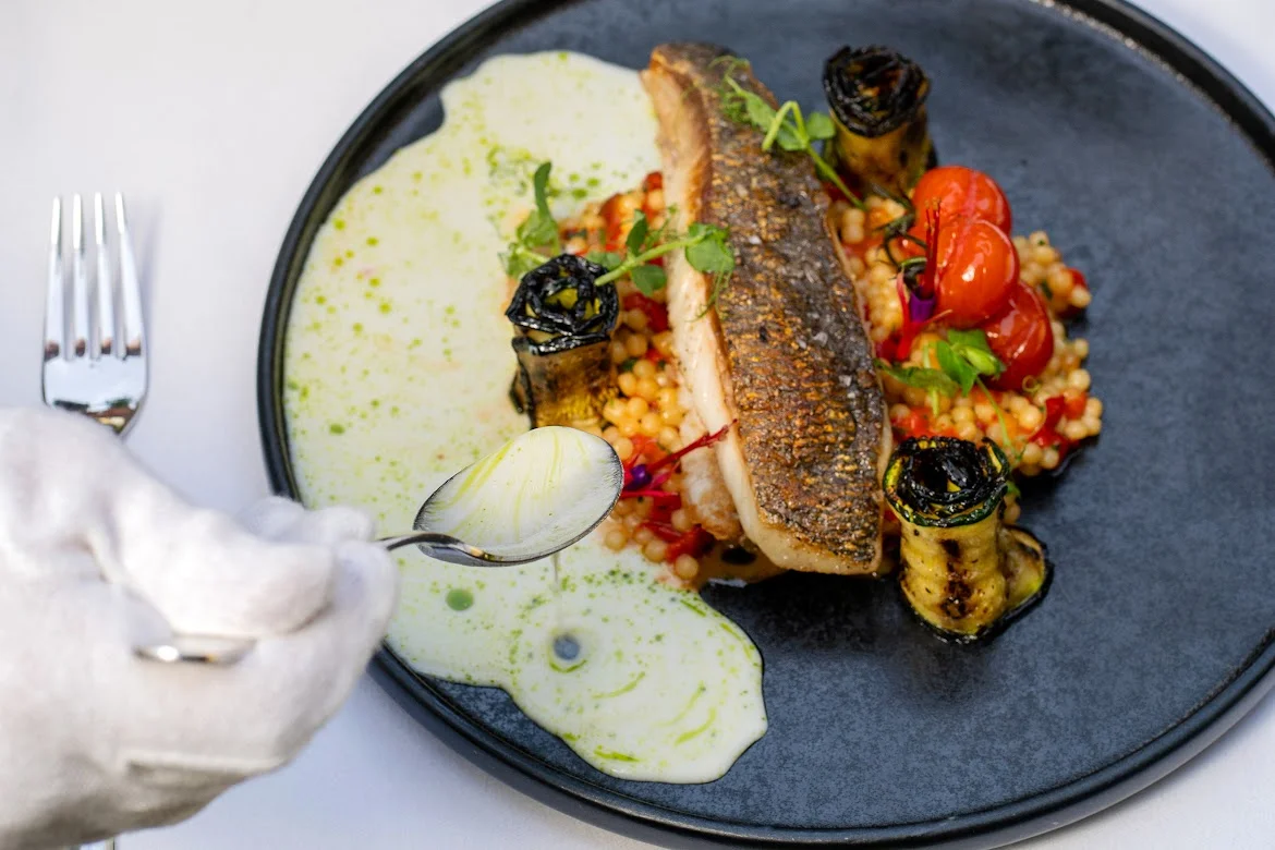 Pětichodové menu á la carte s lahví vína v oceňované The Grand Mark Prague pro 2 osoby