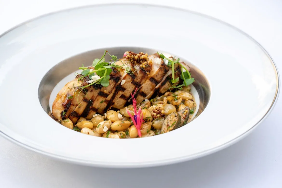 Pětichodové menu á la carte s lahví vína v oceňované The Grand Mark Prague pro 2 osoby