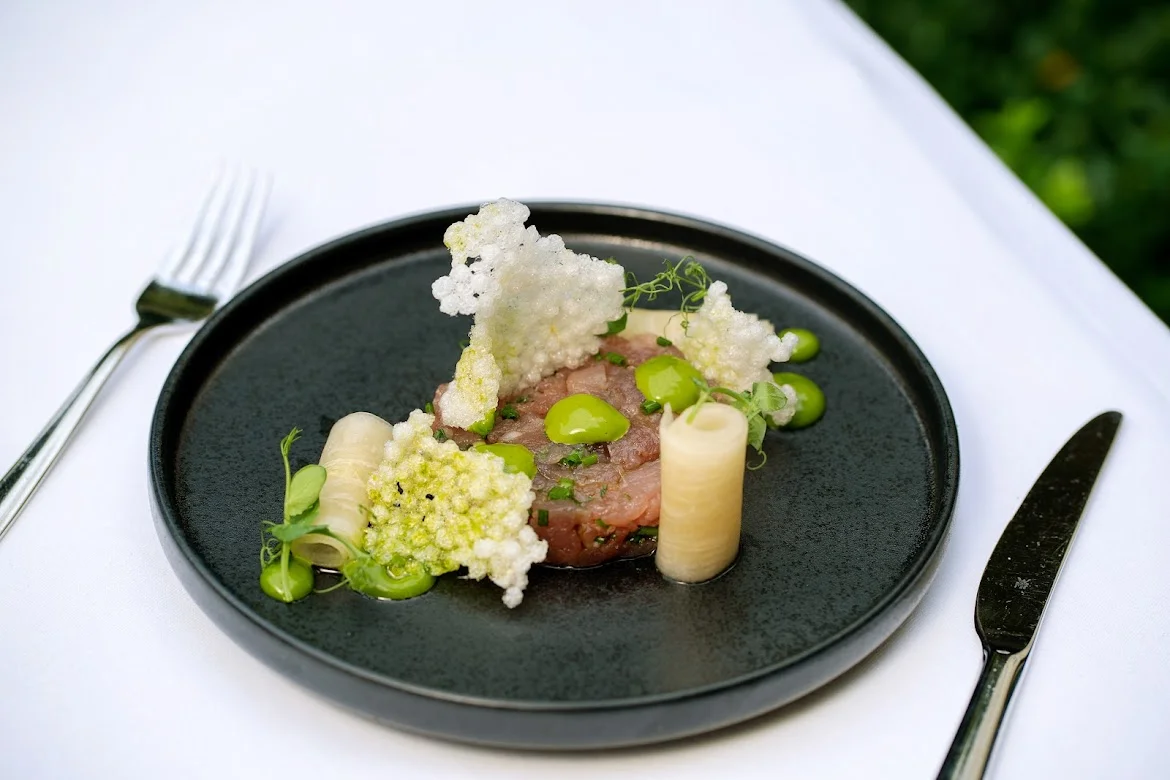 Pětichodové menu á la carte s lahví vína v oceňované The Grand Mark Prague pro 2 osoby
