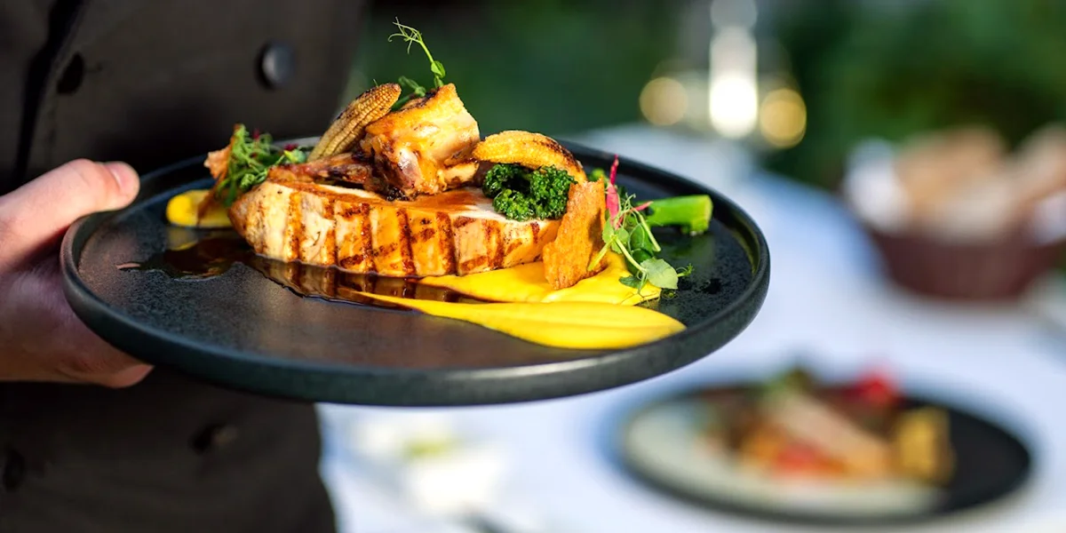 Pětichodové menu á la carte s lahví vína v oceňované The Grand Mark Prague pro 2 osoby