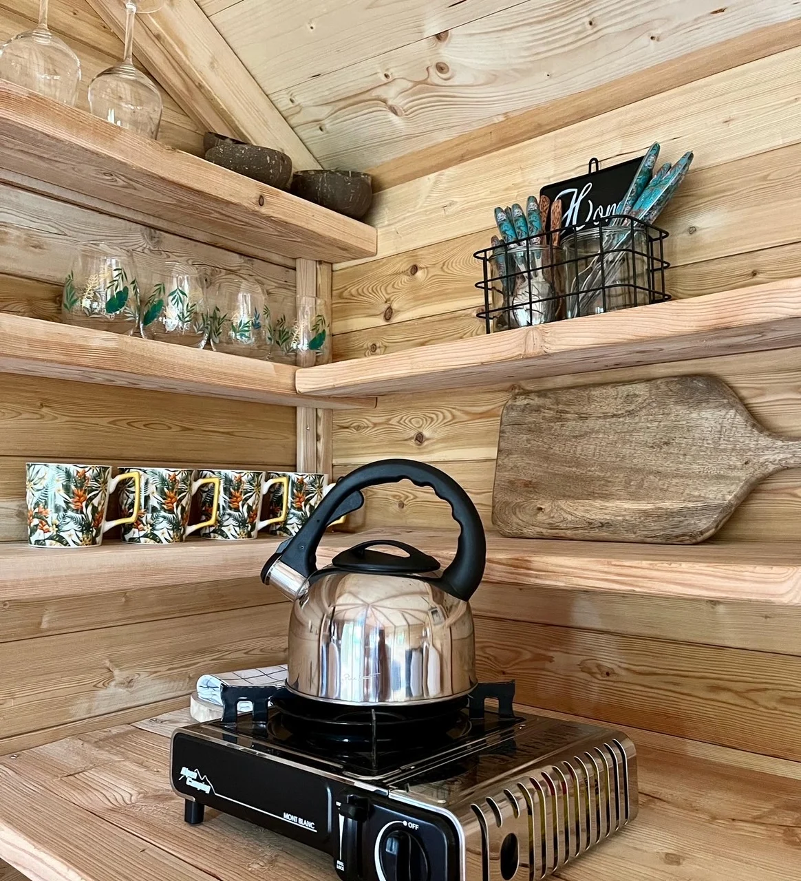 Pobyt se snídaní až pro 4 osoby v plně vybaveném treehousu na jihu Čech: žádné Wi-Fi, jen božský klid a sauna