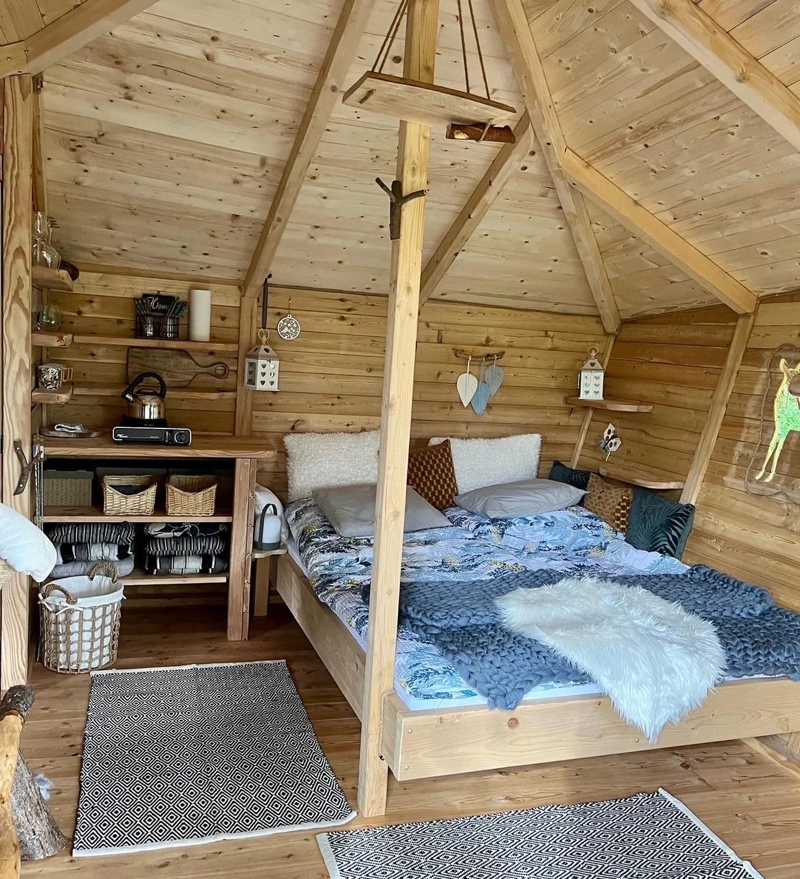 Pobyt se snídaní až pro 4 osoby v plně vybaveném treehousu na jihu Čech: žádné Wi-Fi, jen božský klid a sauna
