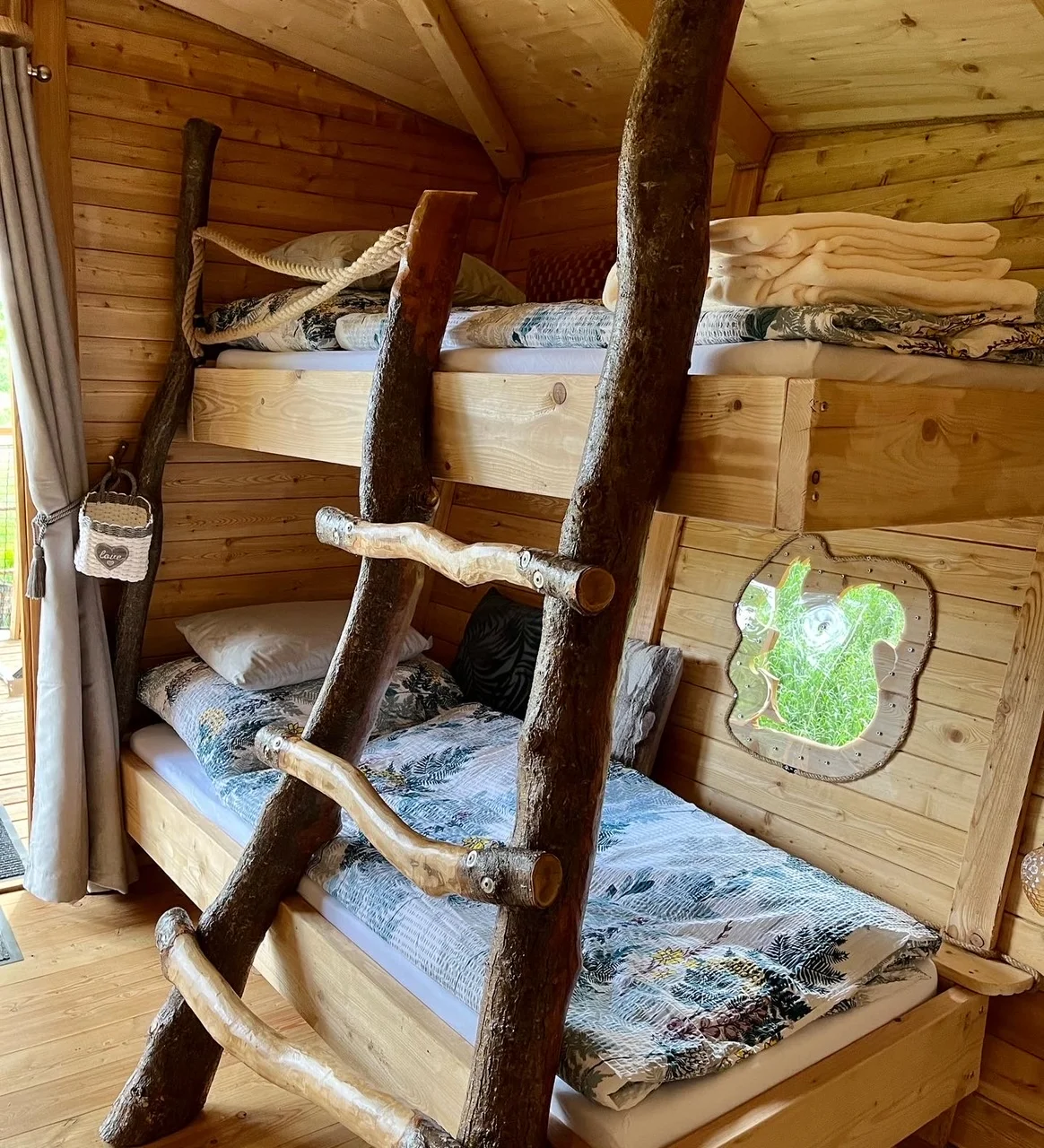 Pobyt se snídaní až pro 4 osoby v plně vybaveném treehousu na jihu Čech: žádné Wi-Fi, jen božský klid a sauna