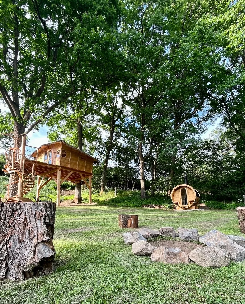Pobyt se snídaní až pro 4 osoby v plně vybaveném treehousu na jihu Čech: žádné Wi-Fi, jen božský klid a sauna