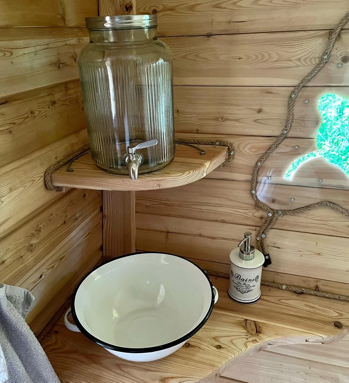Pobyt se snídaní až pro 4 osoby v plně vybaveném treehousu na jihu Čech: žádné Wi-Fi, jen božský klid a sauna