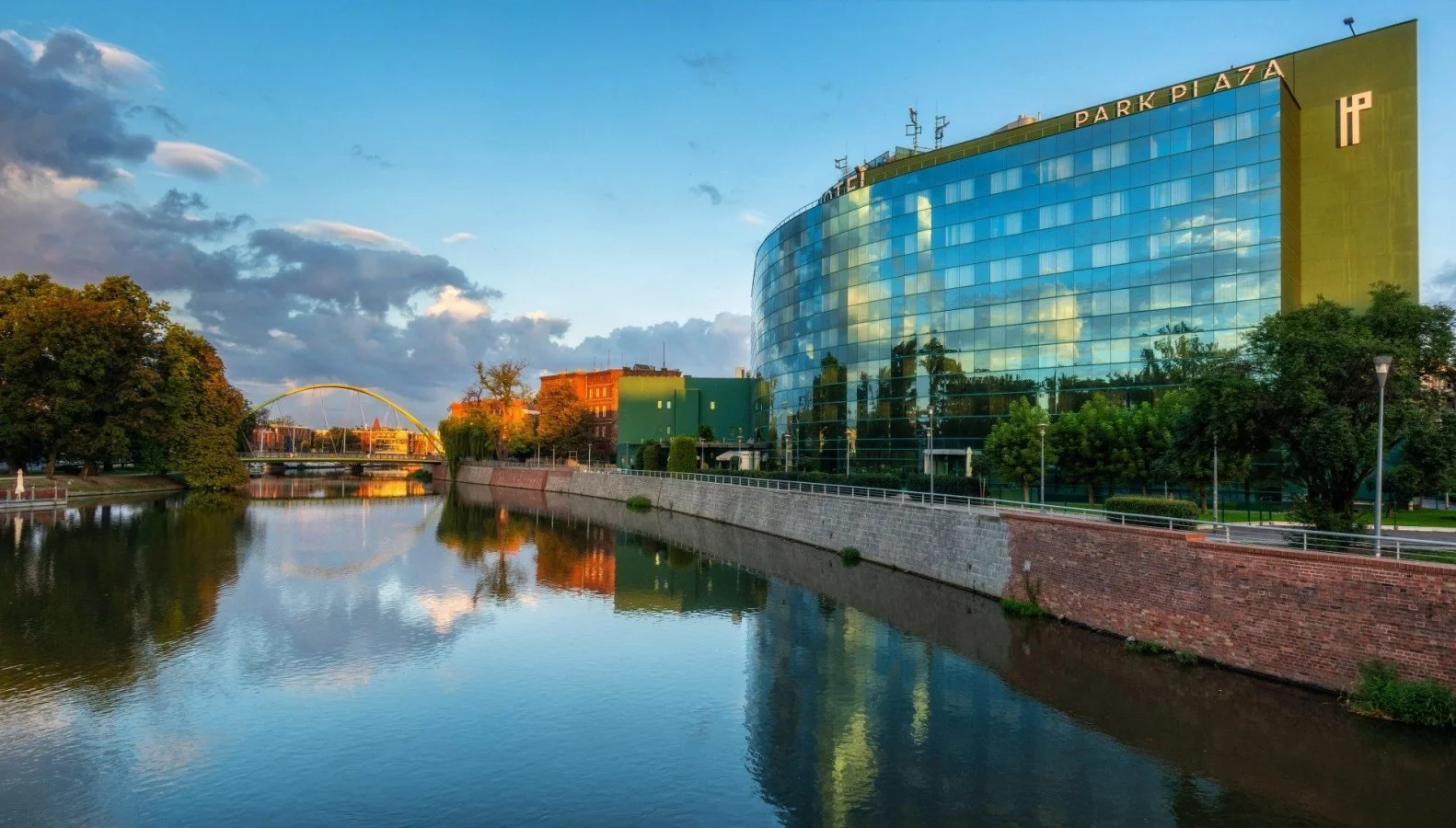 4* pobyt u centra Vratislavi: hotel přímo u Odry, snídaně i sauna, akce 2 děti zdarma