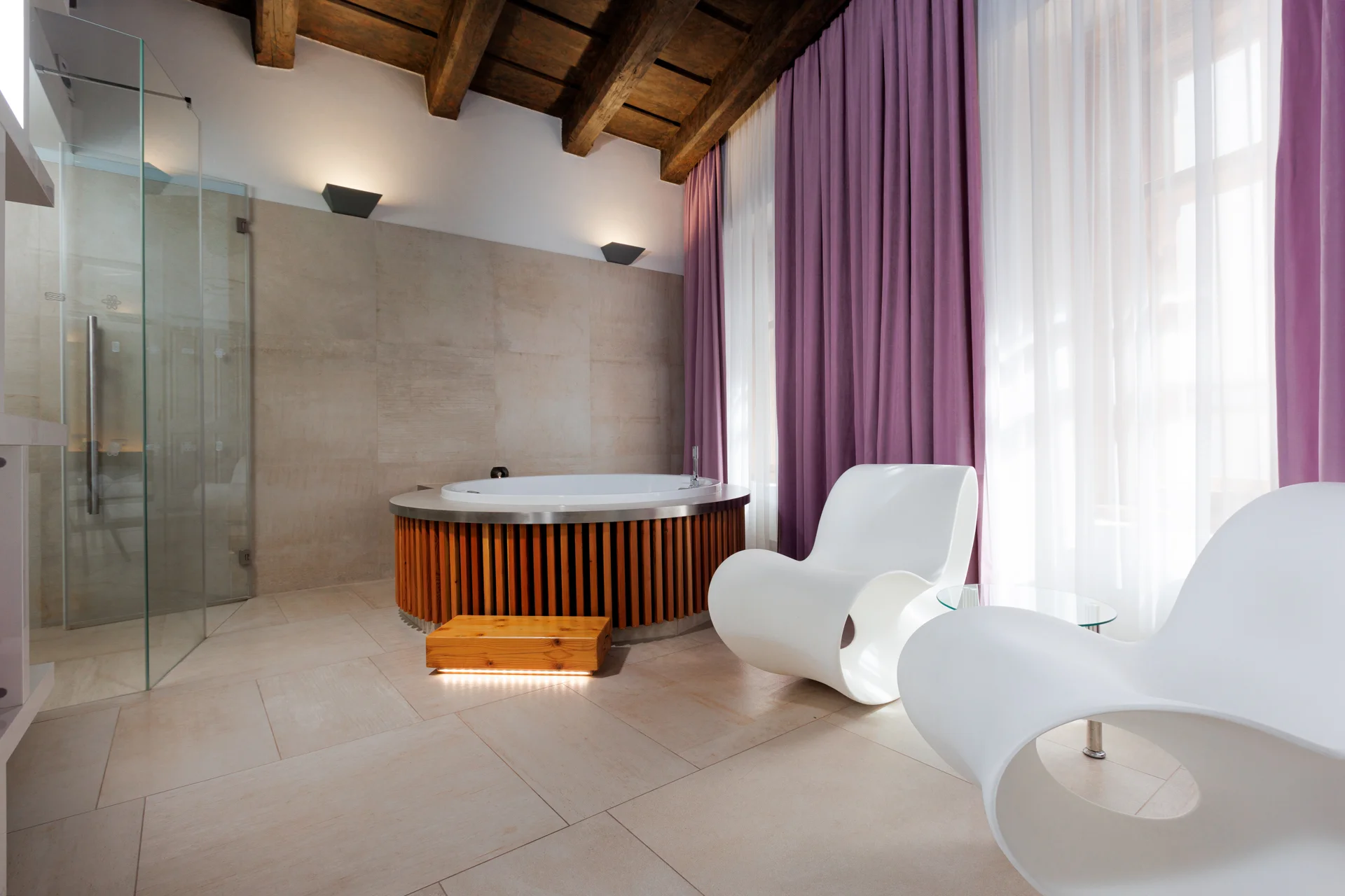 Pronájem luxusních wellness pokojů v centru Olomouce: vířivka i sauna jen pro vás dva