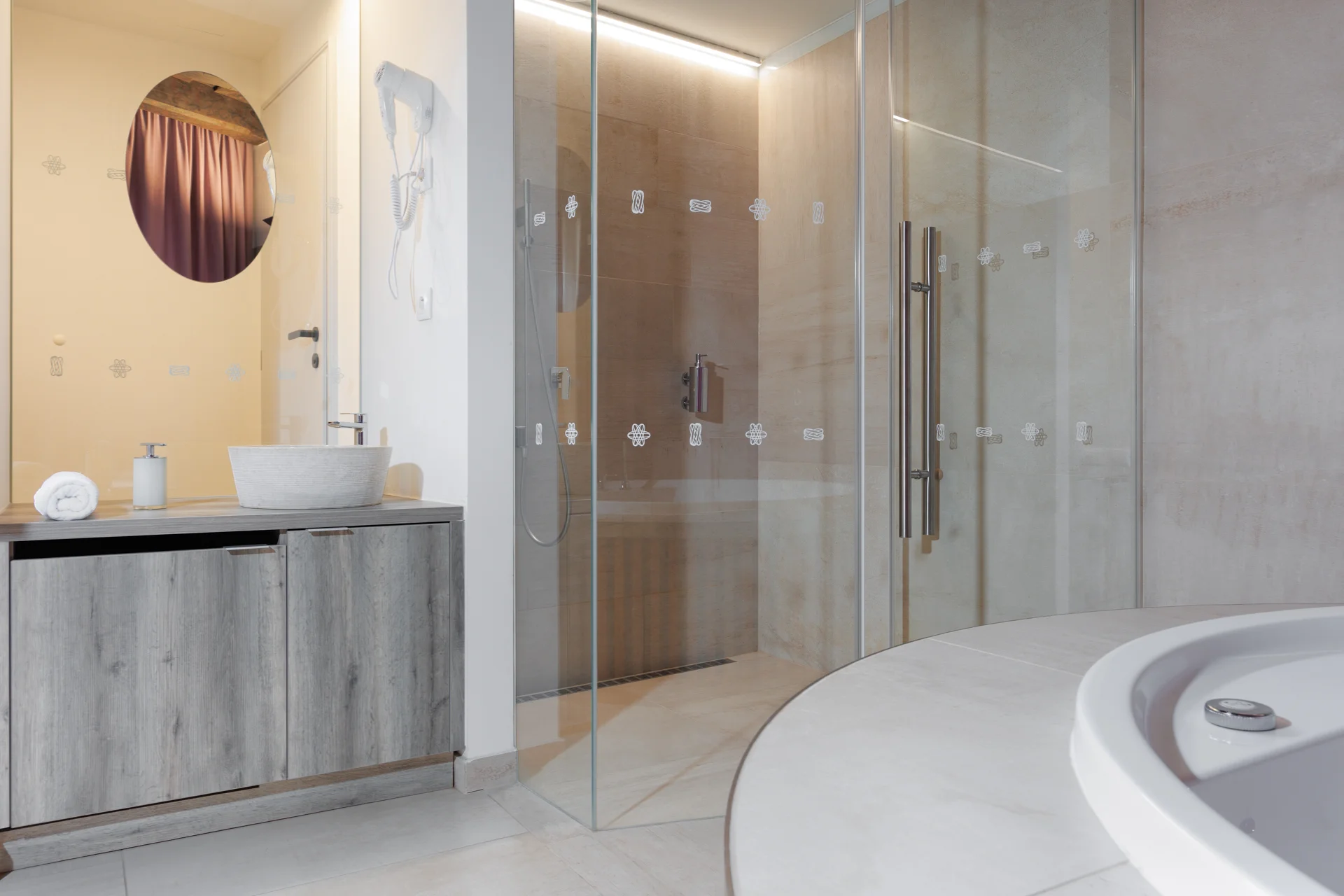 Pronájem luxusních wellness pokojů v centru Olomouce: vířivka i sauna jen pro vás dva