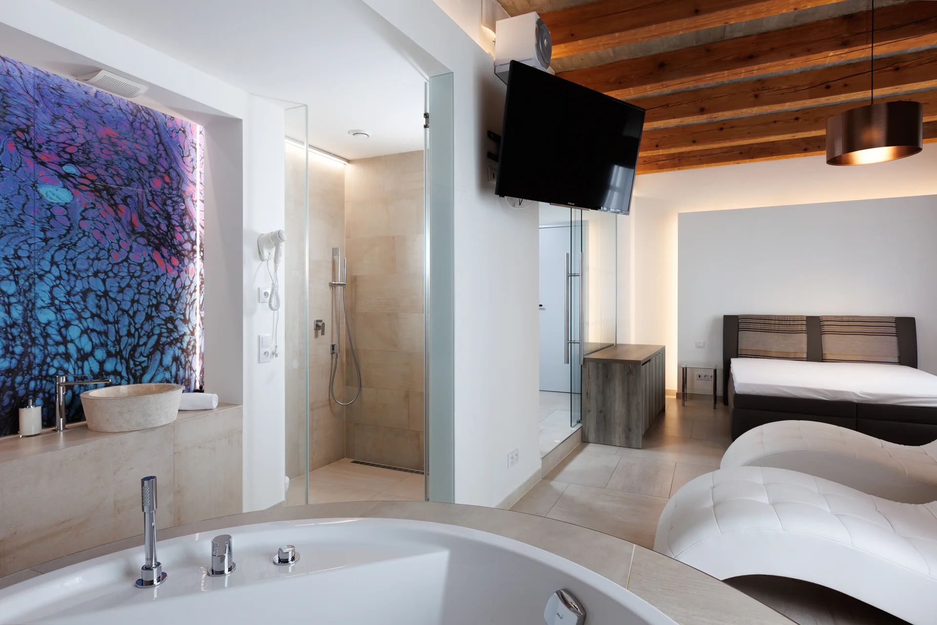 Pronájem luxusních wellness pokojů v centru Olomouce: vířivka i sauna jen pro vás dva