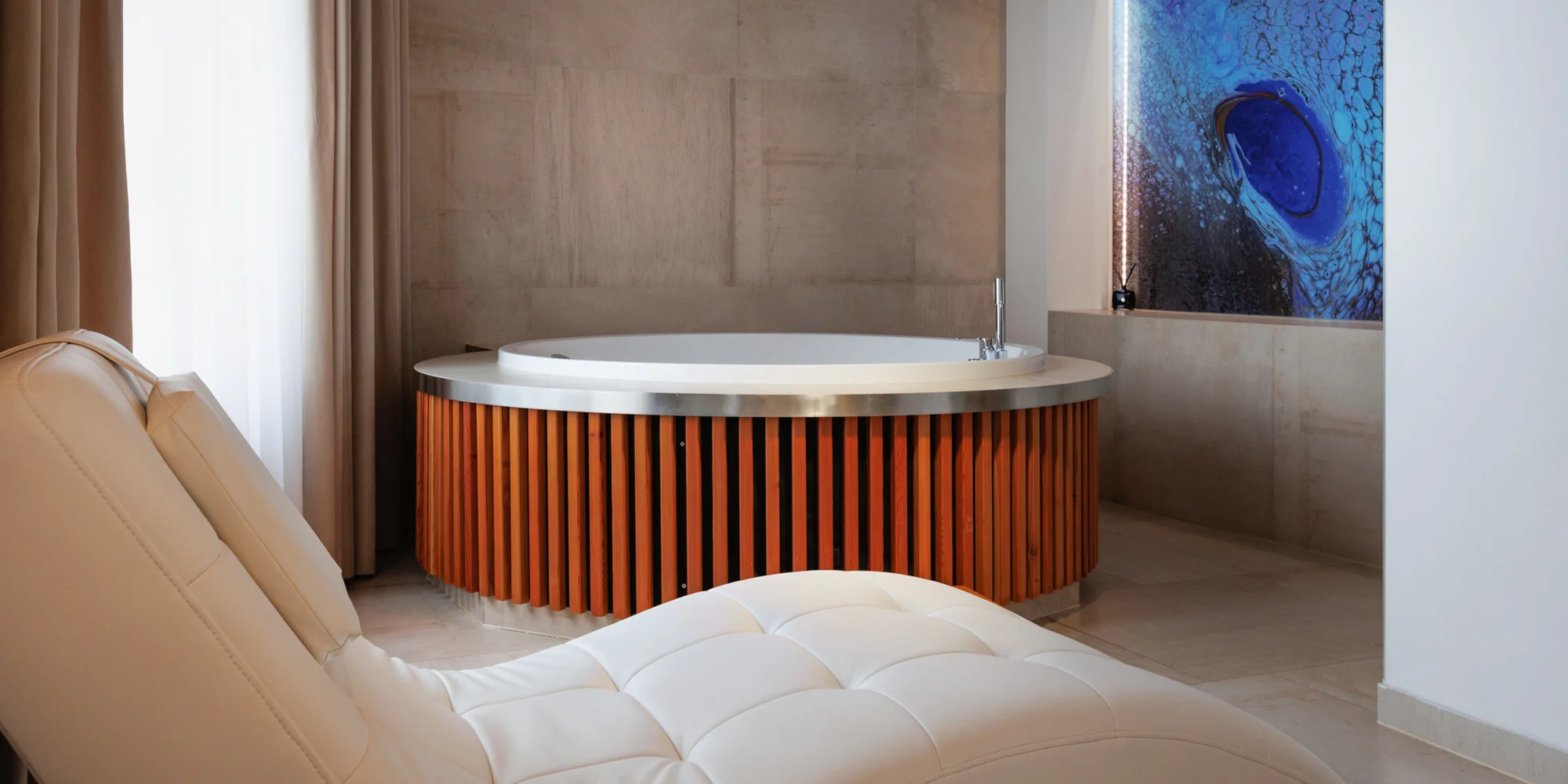 Pronájem luxusních wellness pokojů v centru Olomouce: vířivka i sauna jen pro vás dva