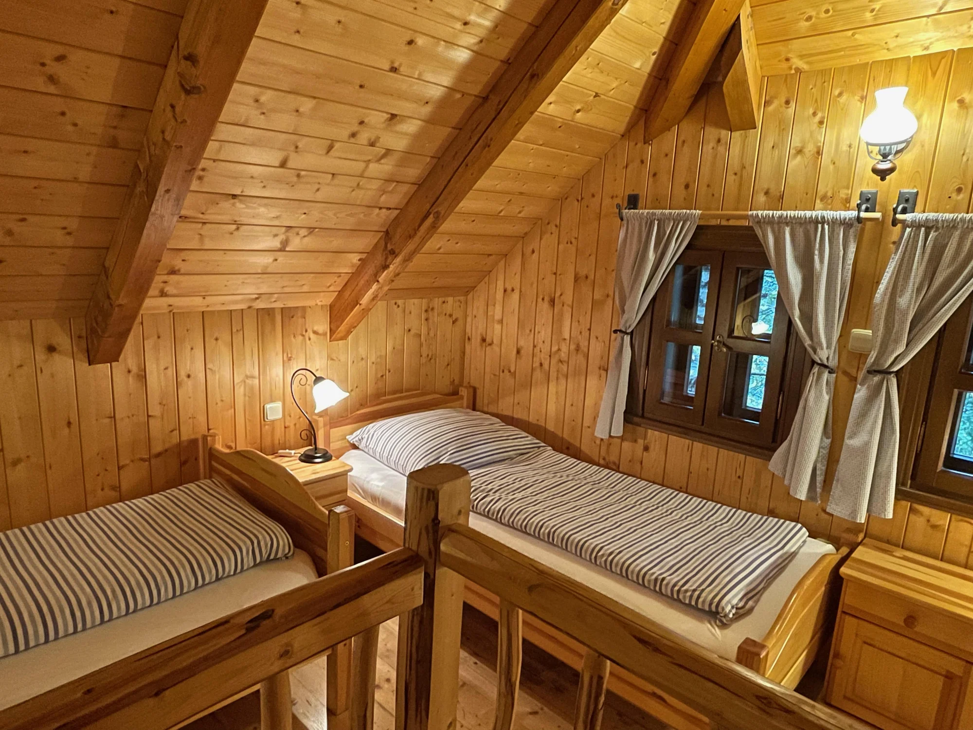 Rodinný pobyt v Pohádkové vesničce s polopenzí a vstupem do bazénu