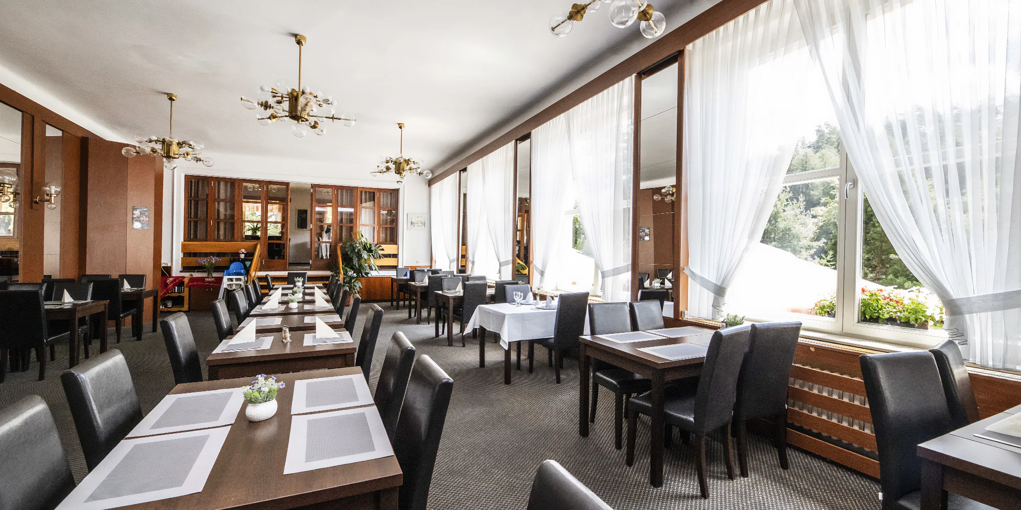 Tříchodové menu v Prachovských skalách pro 2 osoby: paštika, špíz a čokoládový fondán