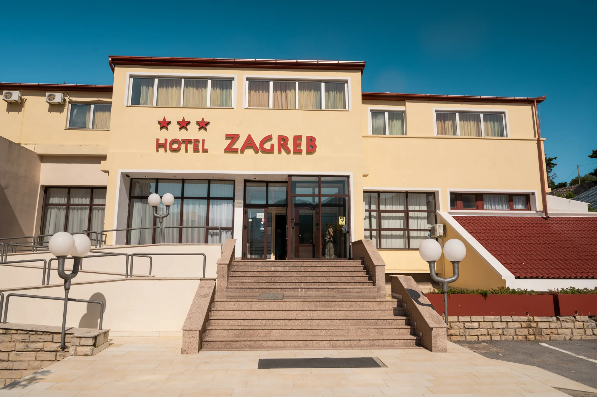 Chorvatsko: oblíbený hotel s bazénem hned u pláže, plná penze a spousta vyžití po celý den, 2 děti zdarma