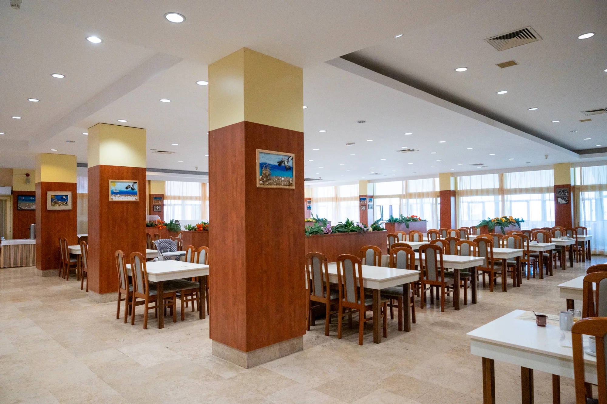 Chorvatsko: oblíbený hotel s bazénem hned u pláže, plná penze a spousta vyžití po celý den, 2 děti zdarma