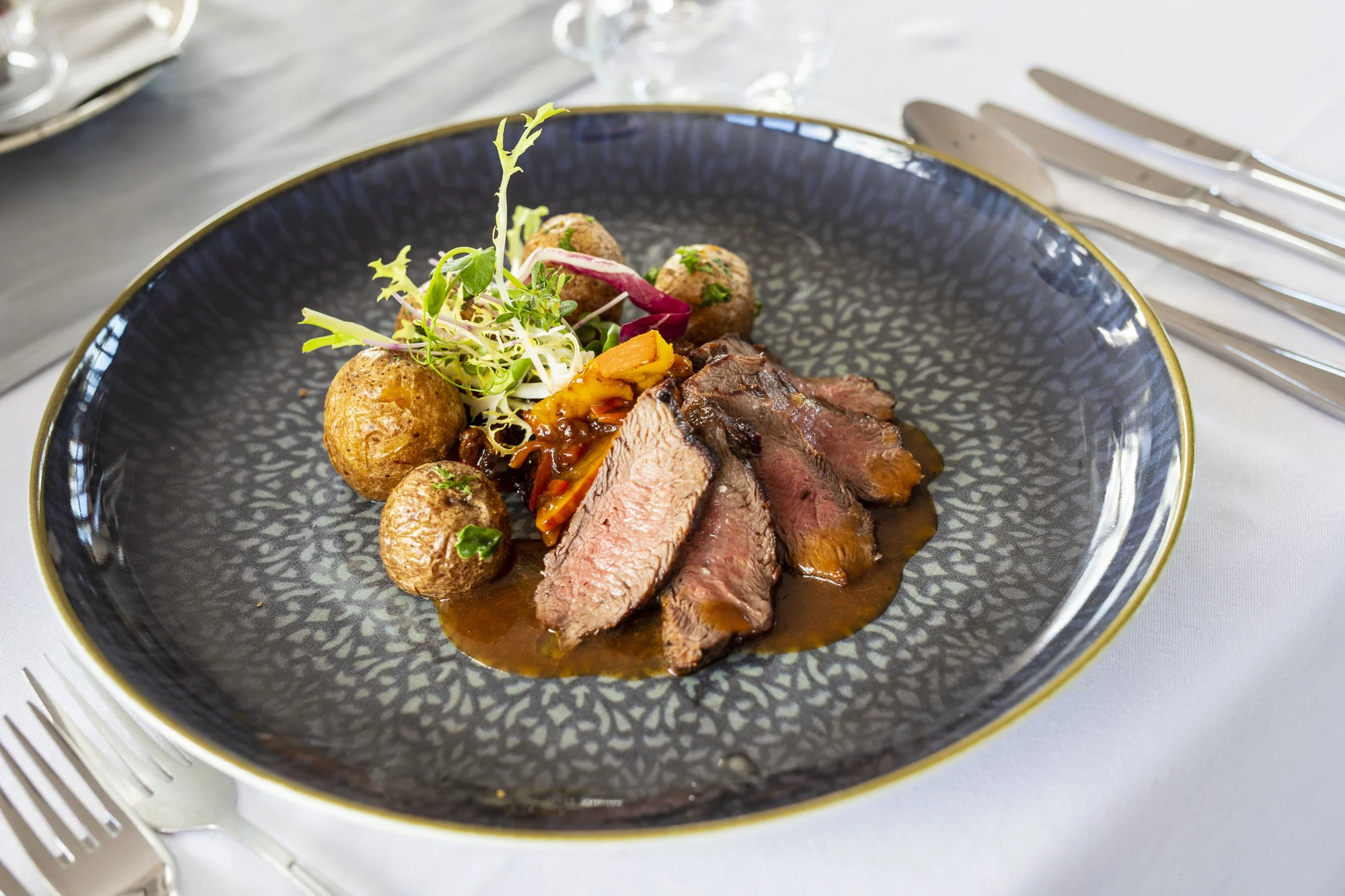 Steakové degustační menu mix grill: carpaccio, steaky z vyzrálého hovězího i sladký dezert