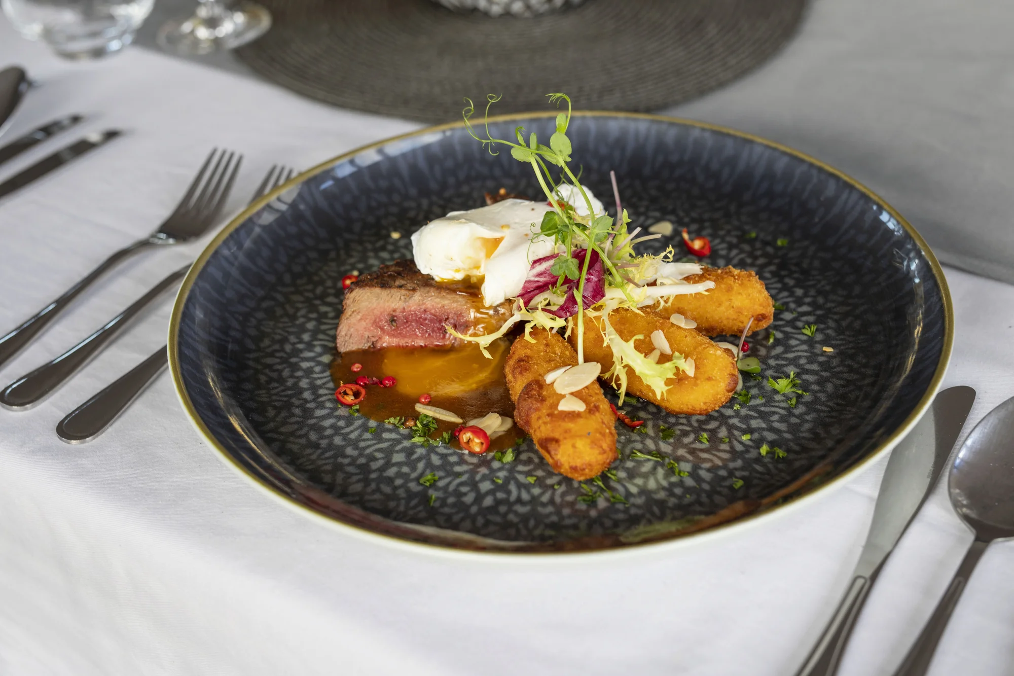Steakové degustační menu mix grill: carpaccio, steaky z vyzrálého hovězího i sladký dezert