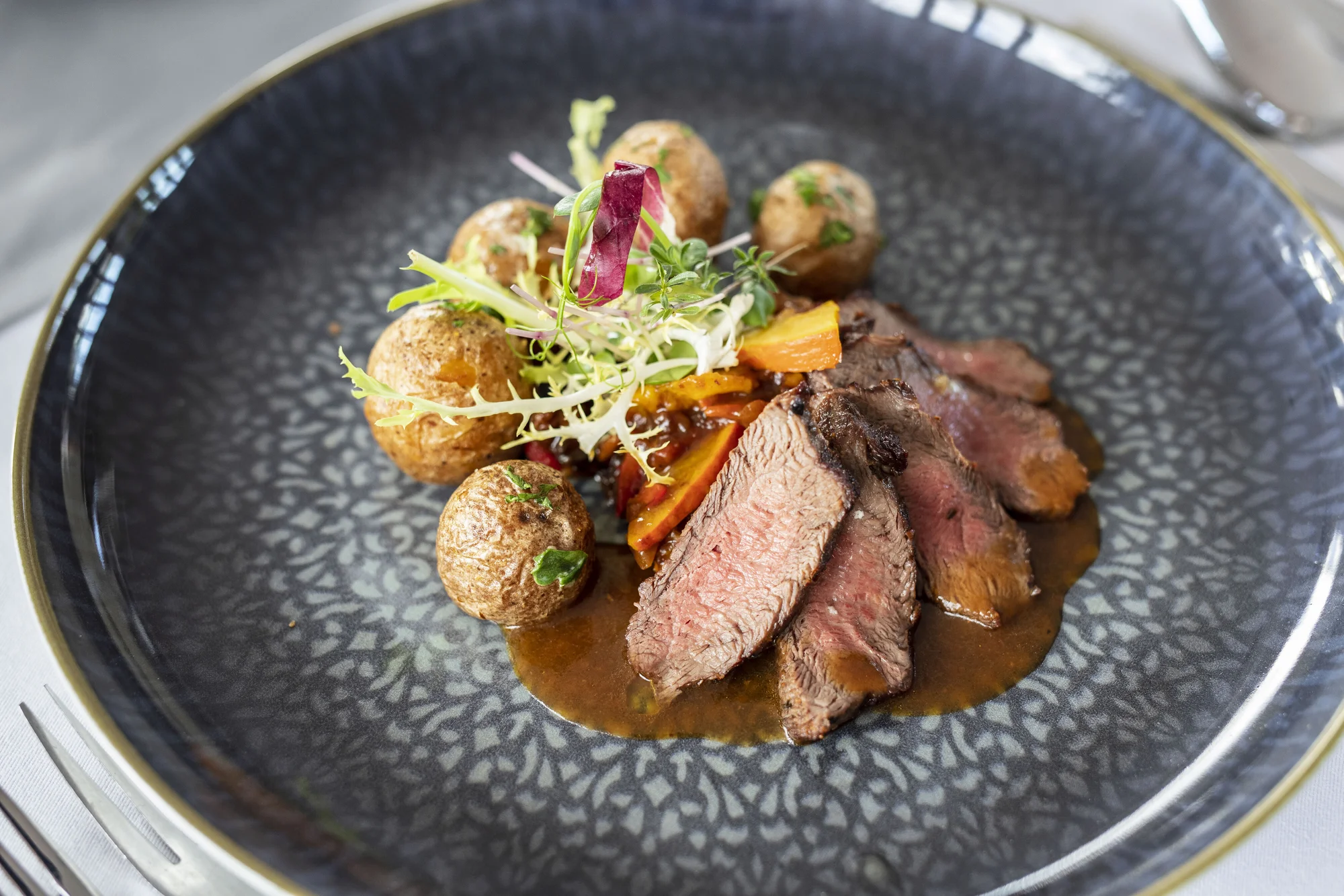 Steakové degustační menu mix grill: carpaccio, steaky z vyzrálého hovězího i sladký dezert