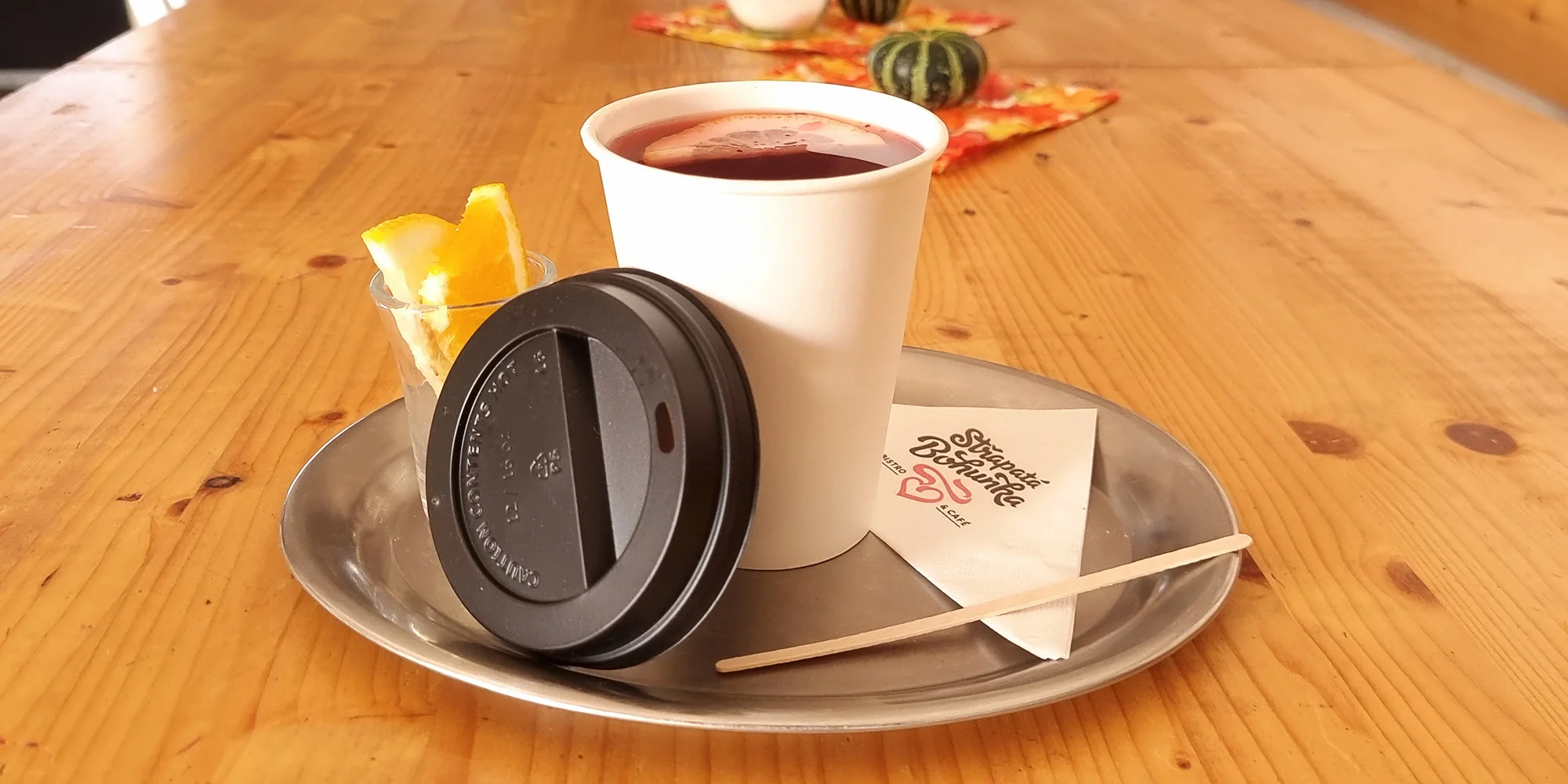 Svařák nebo punč v srdci města: různé příchutě i oblíbená klasika