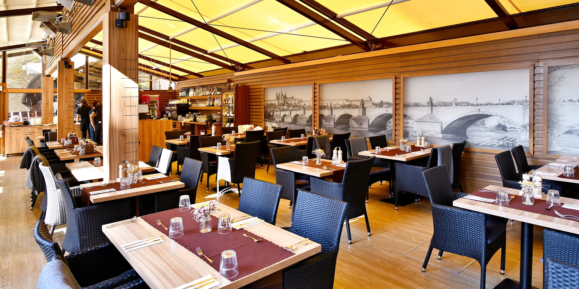 Otevřený voucher na 700–2 500 Kč na cokoliv v restauraci s výhledem na Karlův most