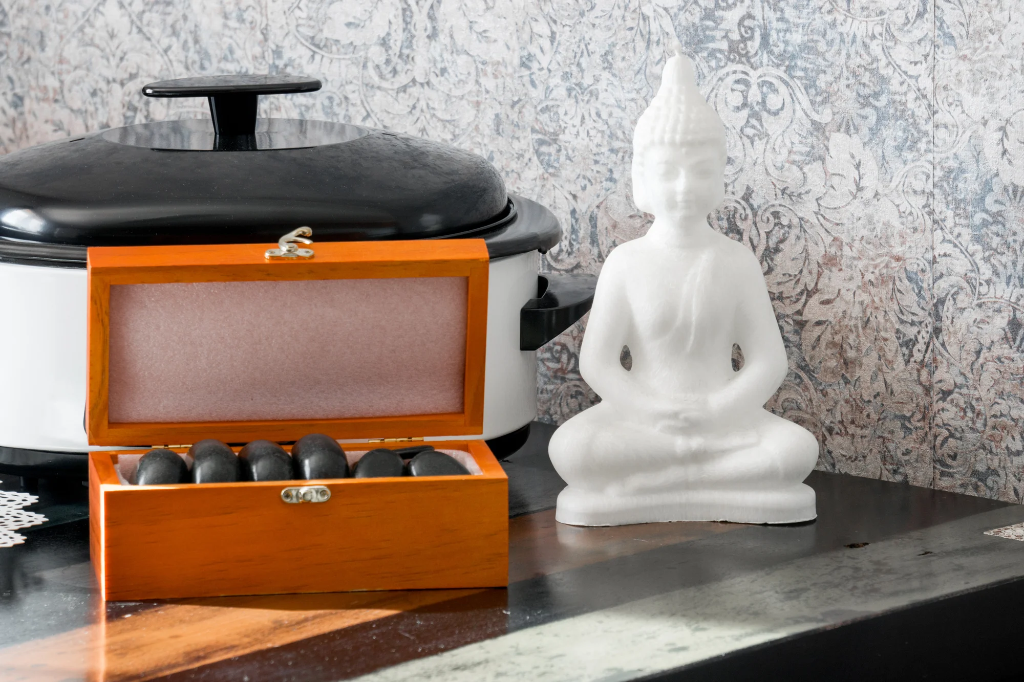 Masáže dle výběru: relaxační, záda a šíje či horké kameny, ošetření pulzní pistolí a Collárium