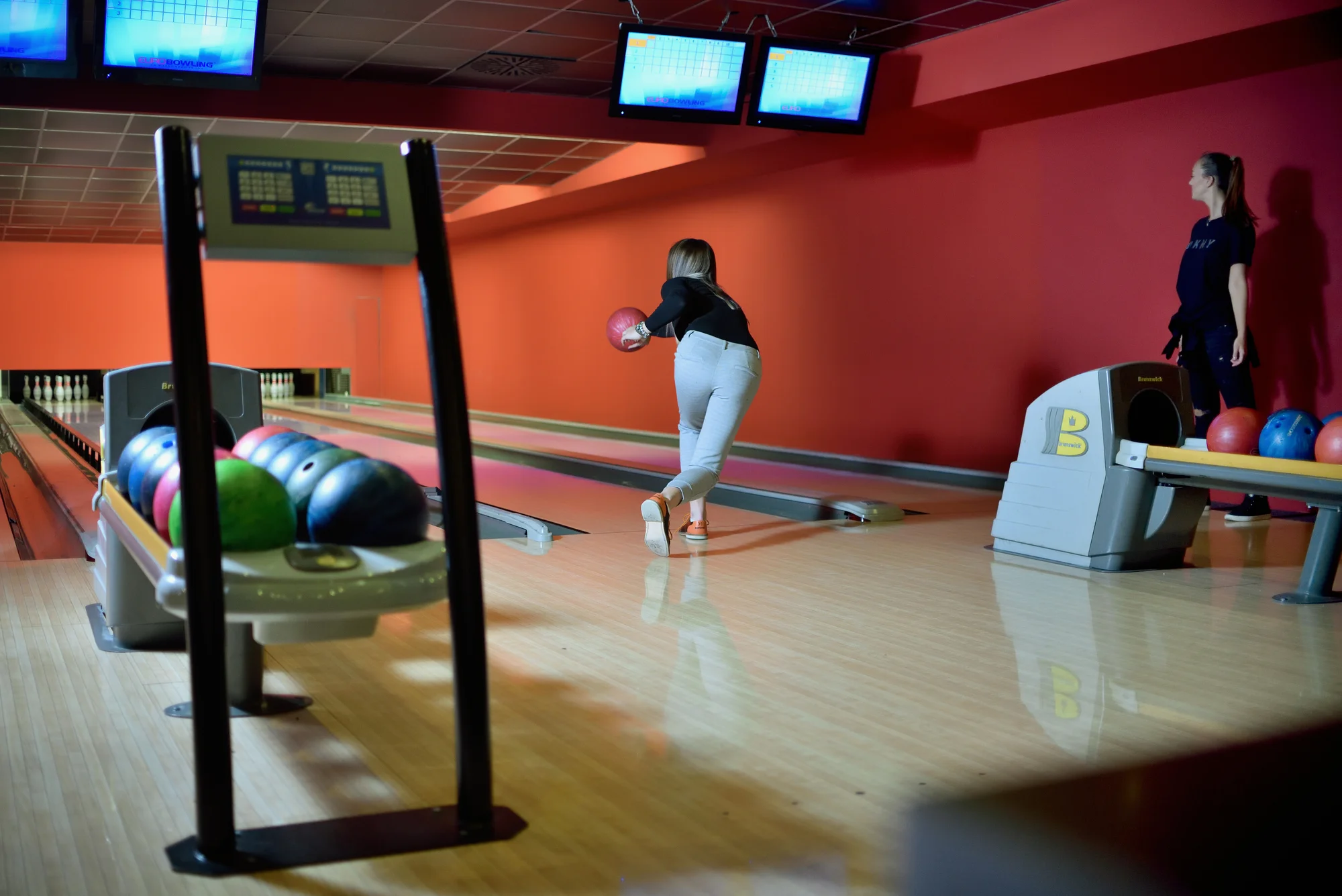 1 nebo 2 hodiny bowlingu až pro 8 osob vč. obuvi: moderní dráhy v hotelu Palcát