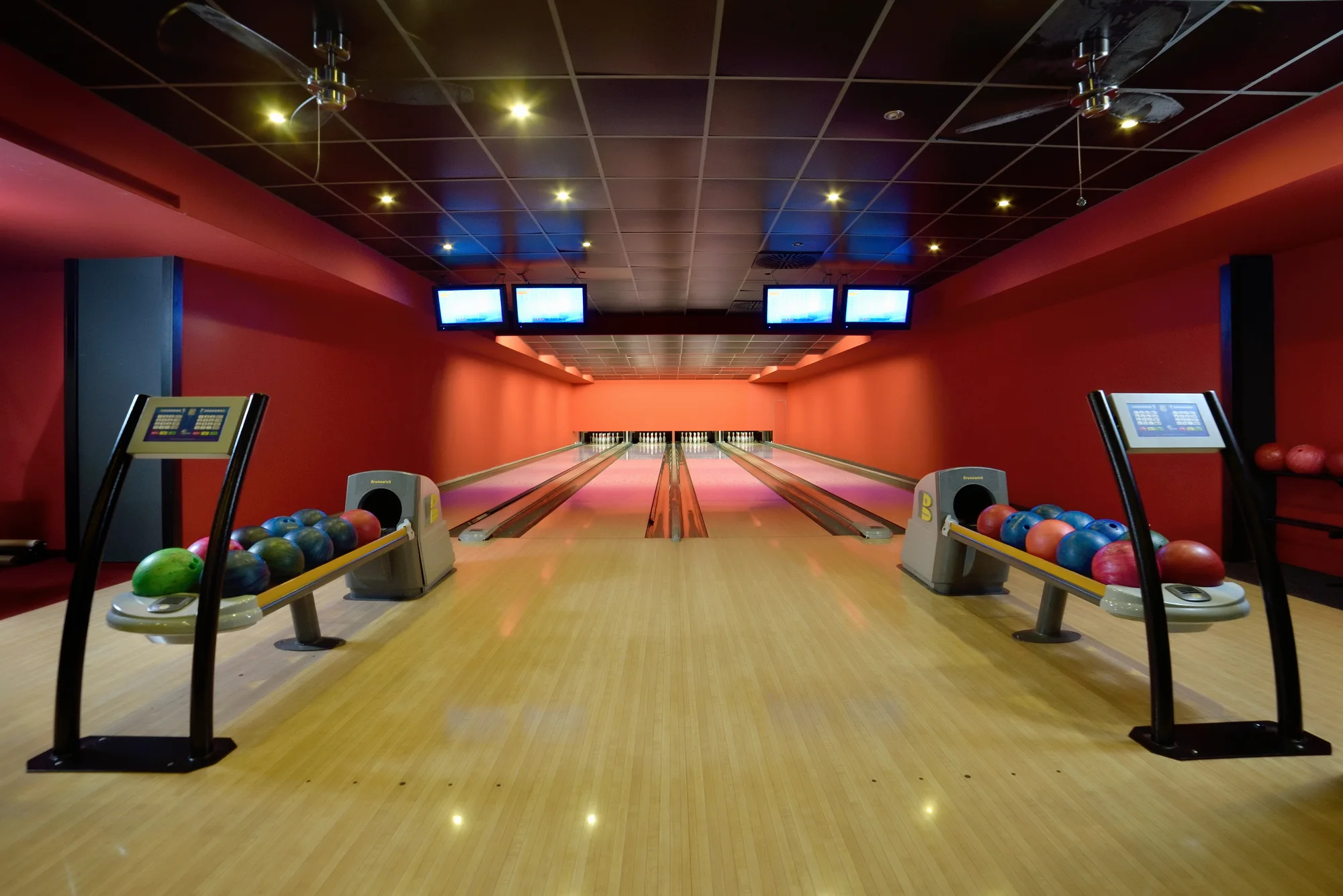 1 nebo 2 hodiny bowlingu až pro 8 osob vč. obuvi: moderní dráhy v hotelu Palcát