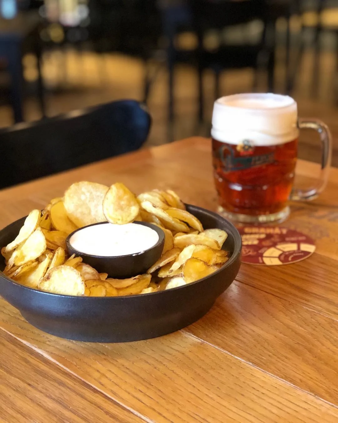 Návštěvnické centru Staropramen: prohlídka i pivní degustace s možností domácích chipsů s dipem