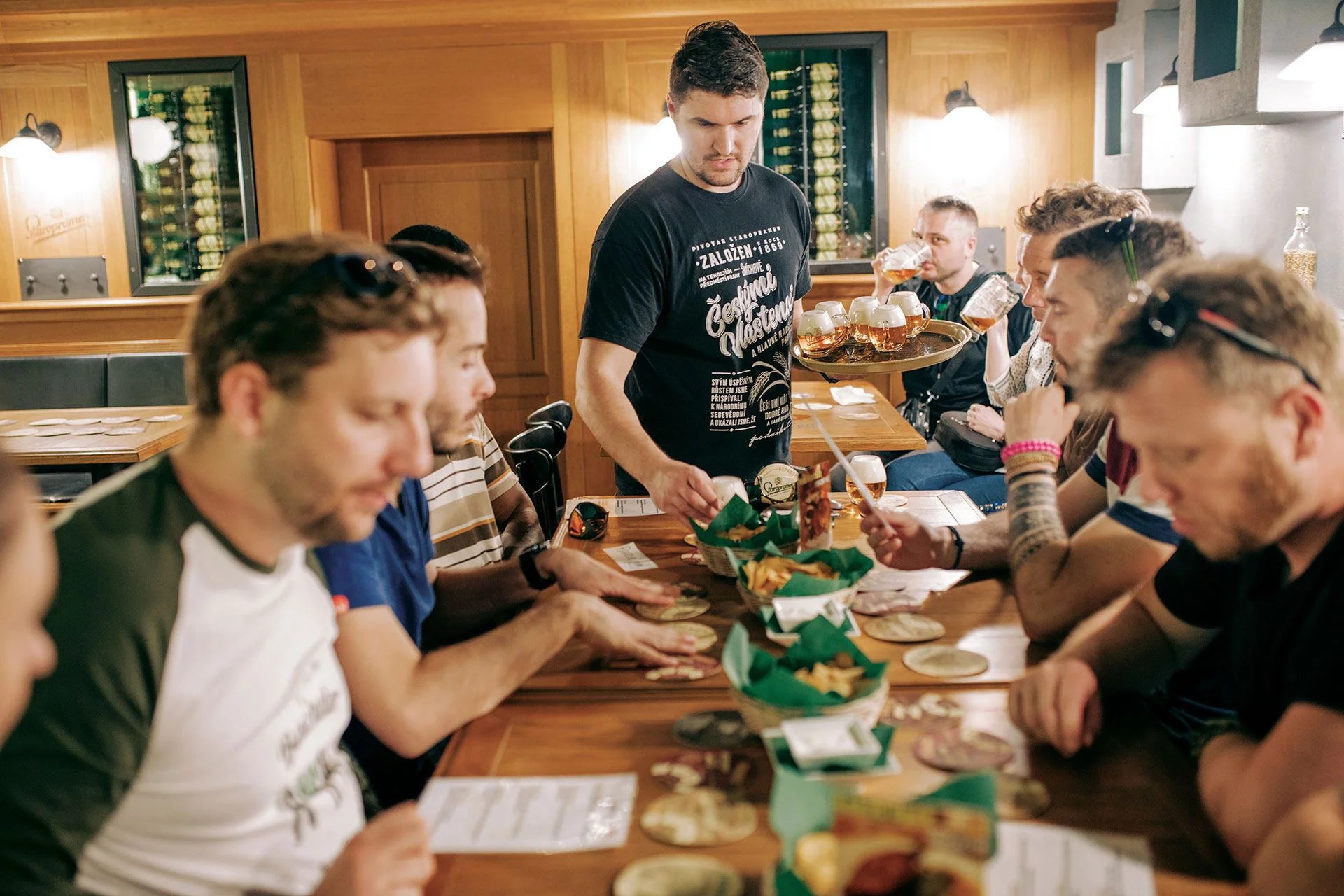 Návštěvnické centru Staropramen: prohlídka i pivní degustace s možností domácích chipsů s dipem