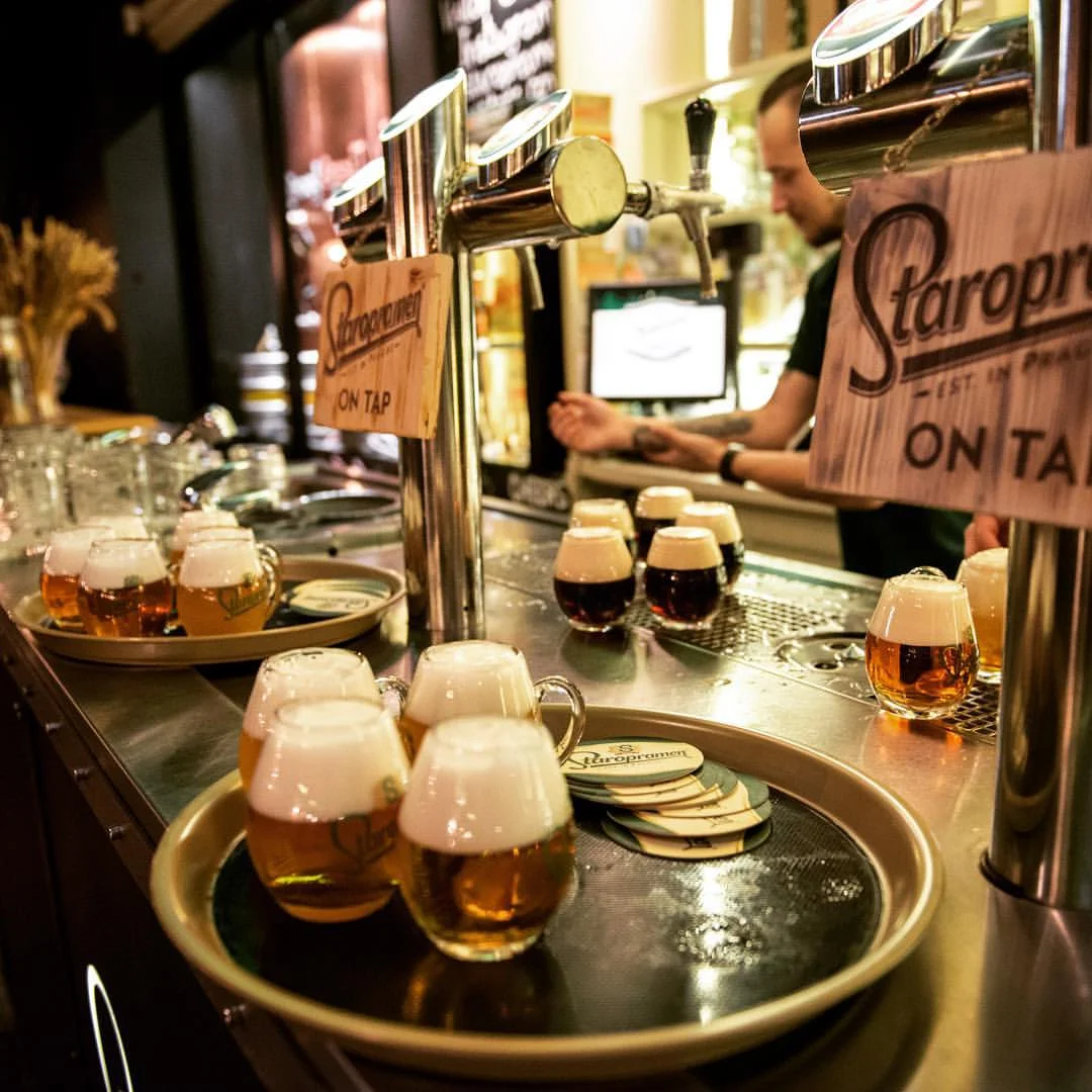 Návštěvnické centru Staropramen: prohlídka i pivní degustace s možností domácích chipsů s dipem