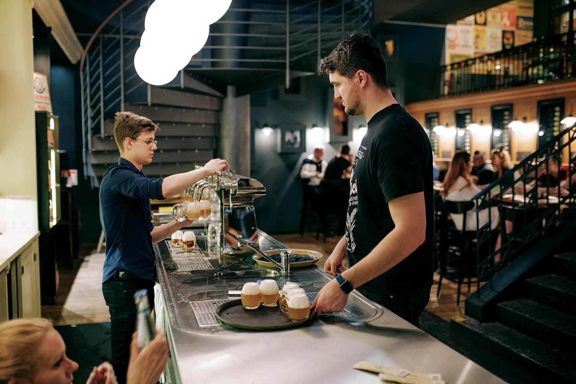 Návštěvnické centru Staropramen: prohlídka i pivní degustace s možností domácích chipsů s dipem