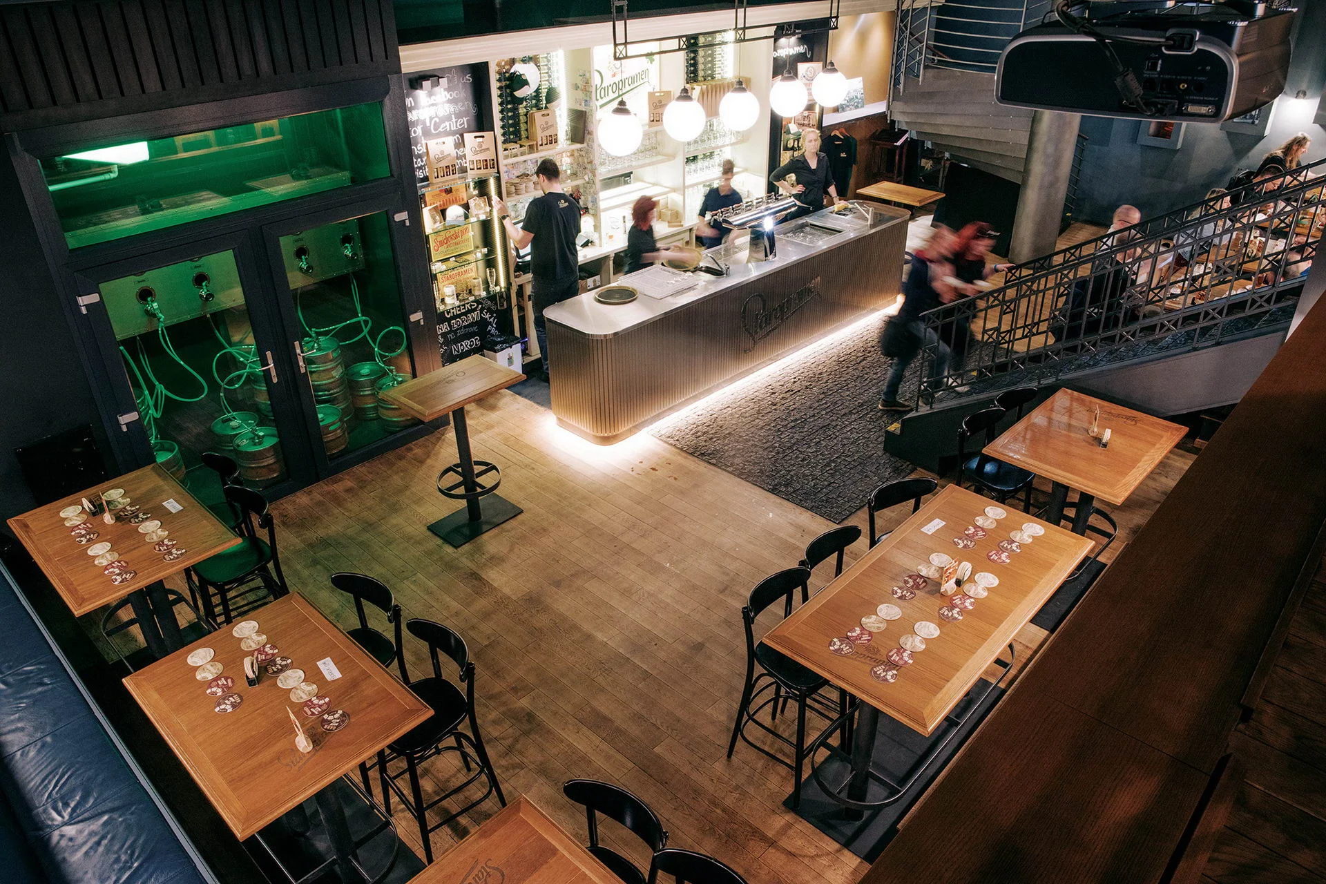 Návštěvnické centru Staropramen: prohlídka i pivní degustace s možností domácích chipsů s dipem
