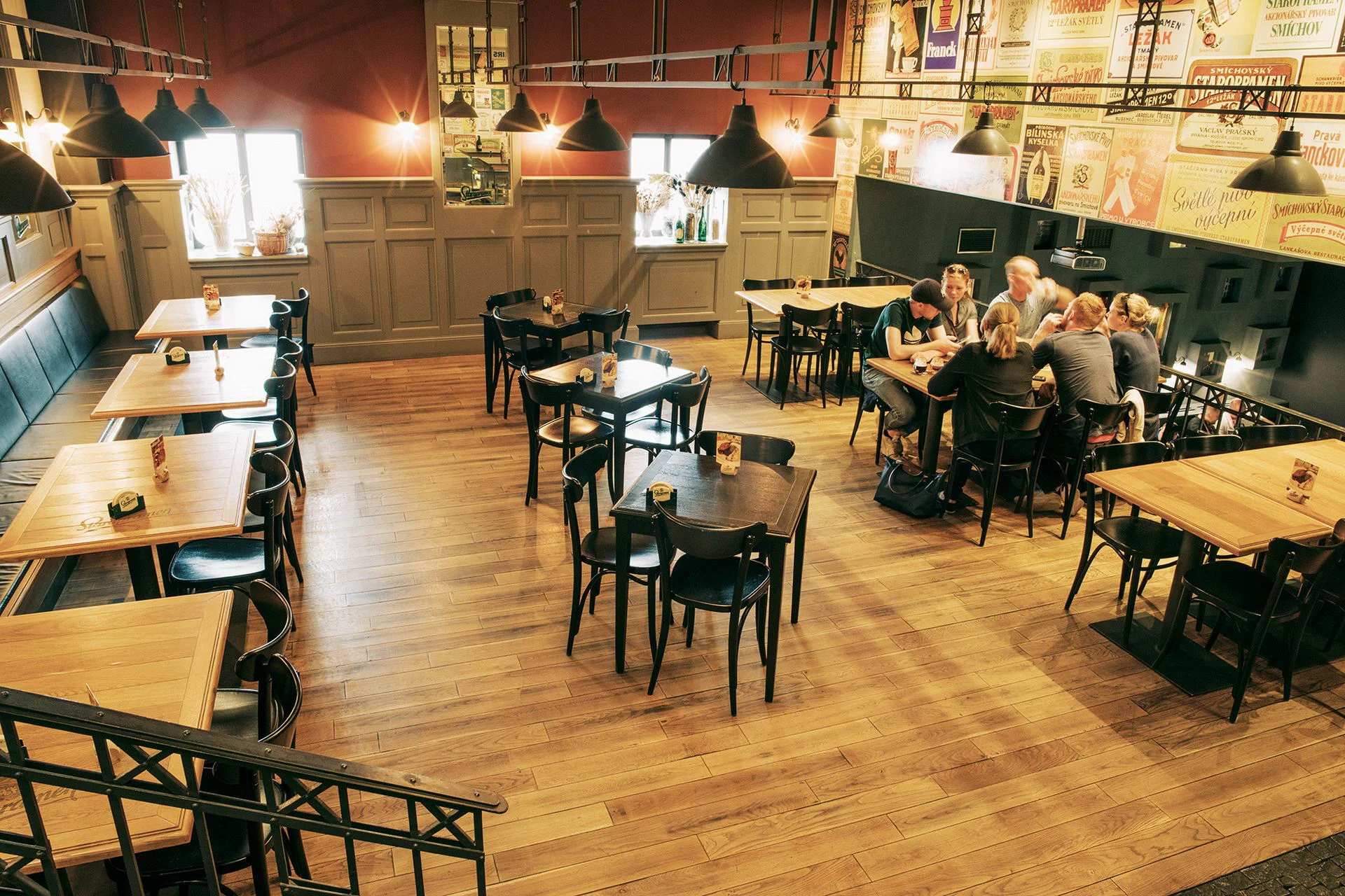 Návštěvnické centru Staropramen: prohlídka i pivní degustace s možností domácích chipsů s dipem