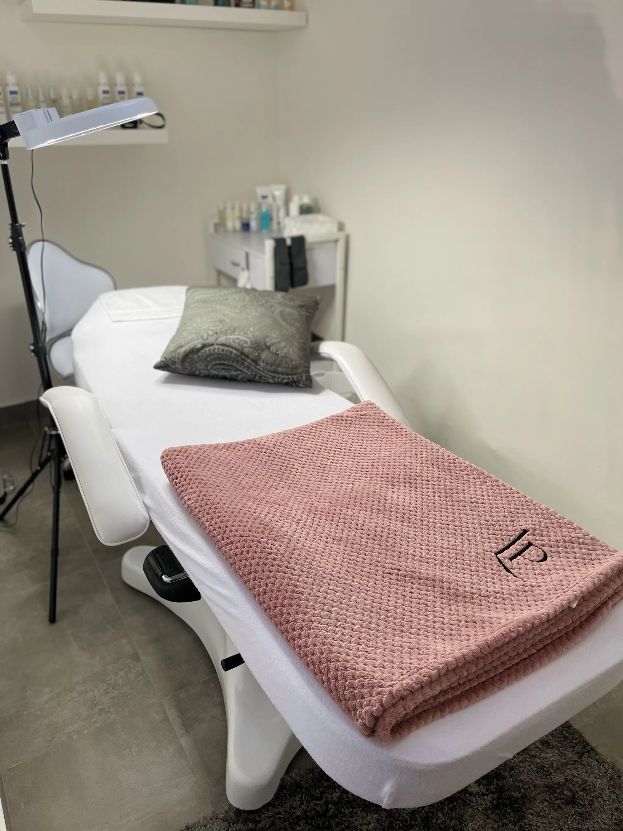 Prodloužení či doplnění řas různými metodami nebo laminace obočí