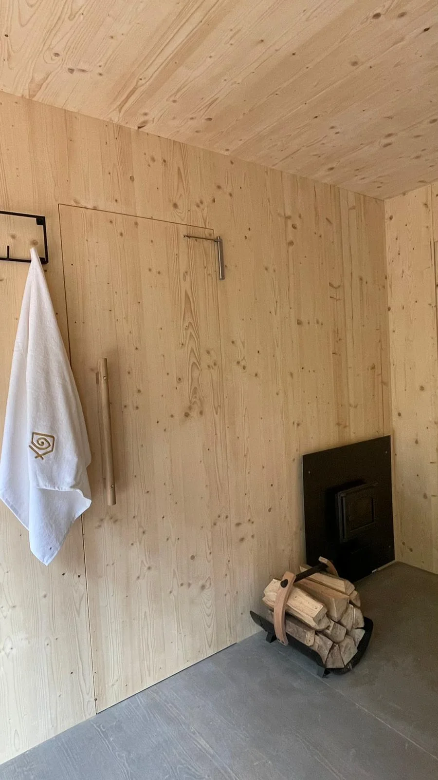 Netradiční pobyt na východě Čech: ubytování v luxusní chatě, snídaňová bednička a wellness