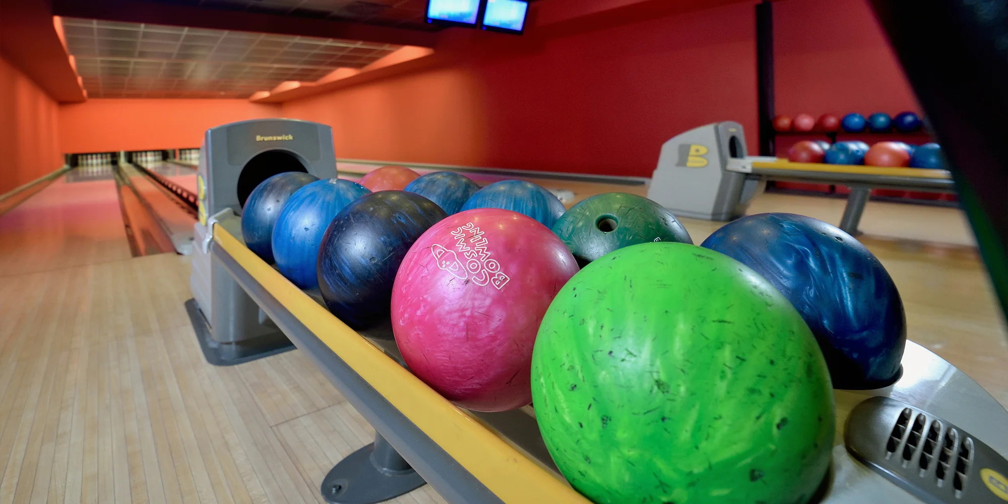 1 nebo 2 hodiny bowlingu až pro 8 osob vč. obuvi: moderní dráhy v hotelu Palcát