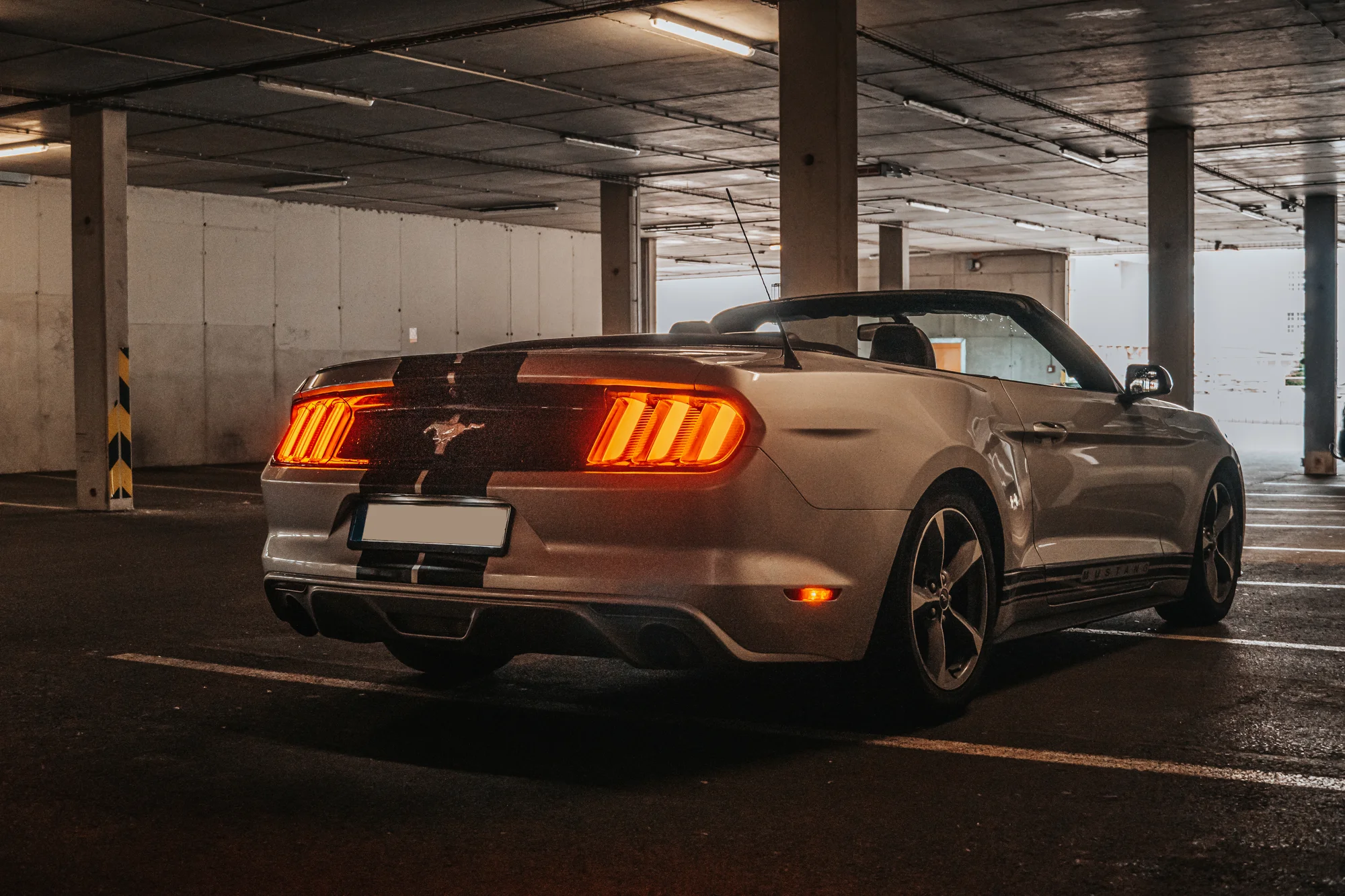 Jízda v super káře dle výběru: Challenger, Camaro nebo Mustang na15 - 50 min.