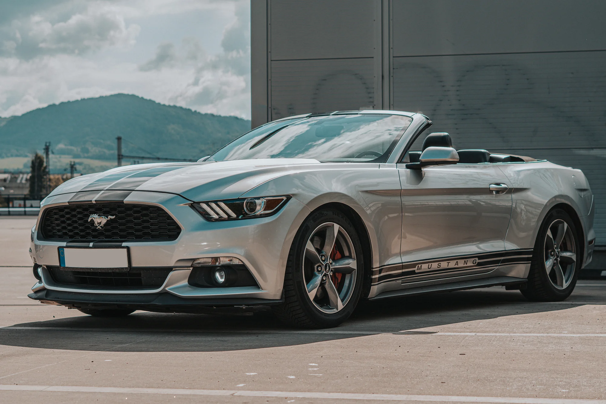 Jízda v super káře dle výběru: Challenger, Camaro nebo Mustang na15 - 50 min.