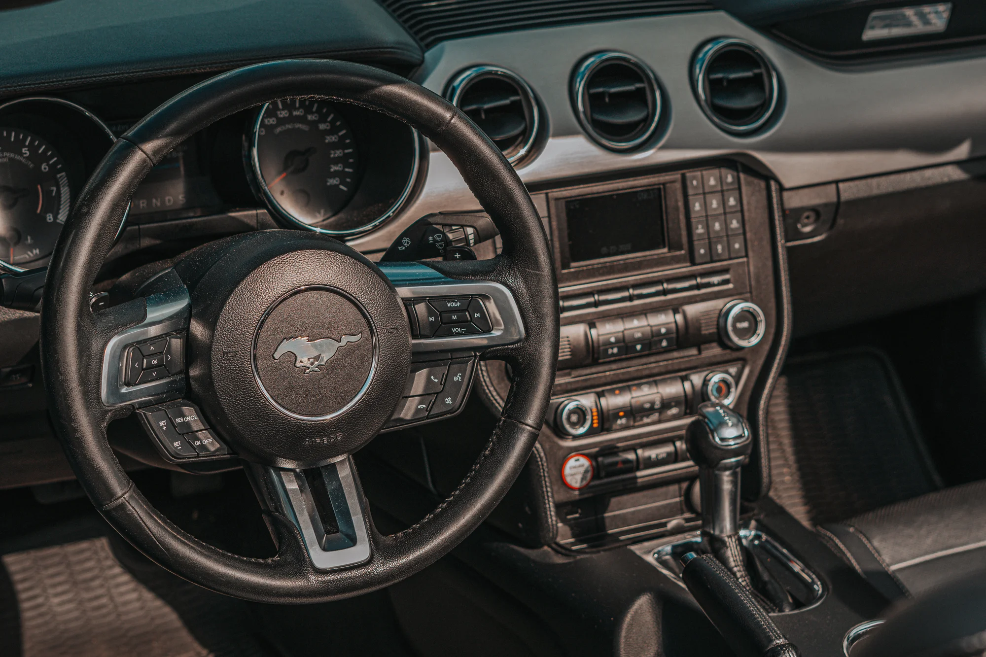 Vítr ve vlasech: zážitková jízda s focením i pronájem Mustang Cabriolet