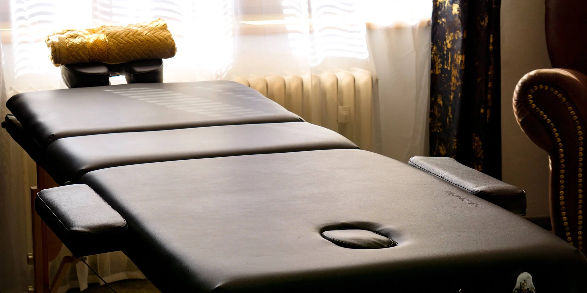 Peeling pro omlazení pleti: maska s aktivním uhlím a laserové ošetření