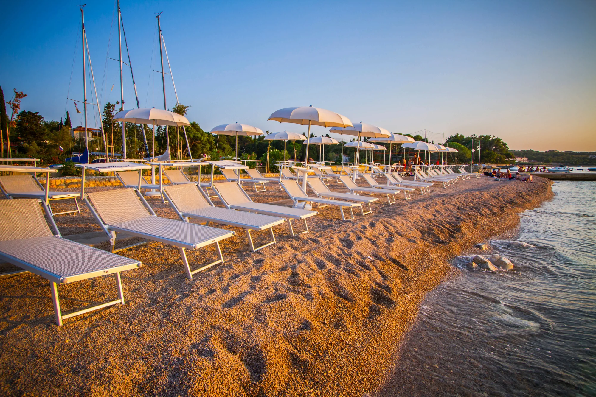 Ostrov Krk: 4* hotel u oblázkové pláže, polopenze, bazén a děti zdarma