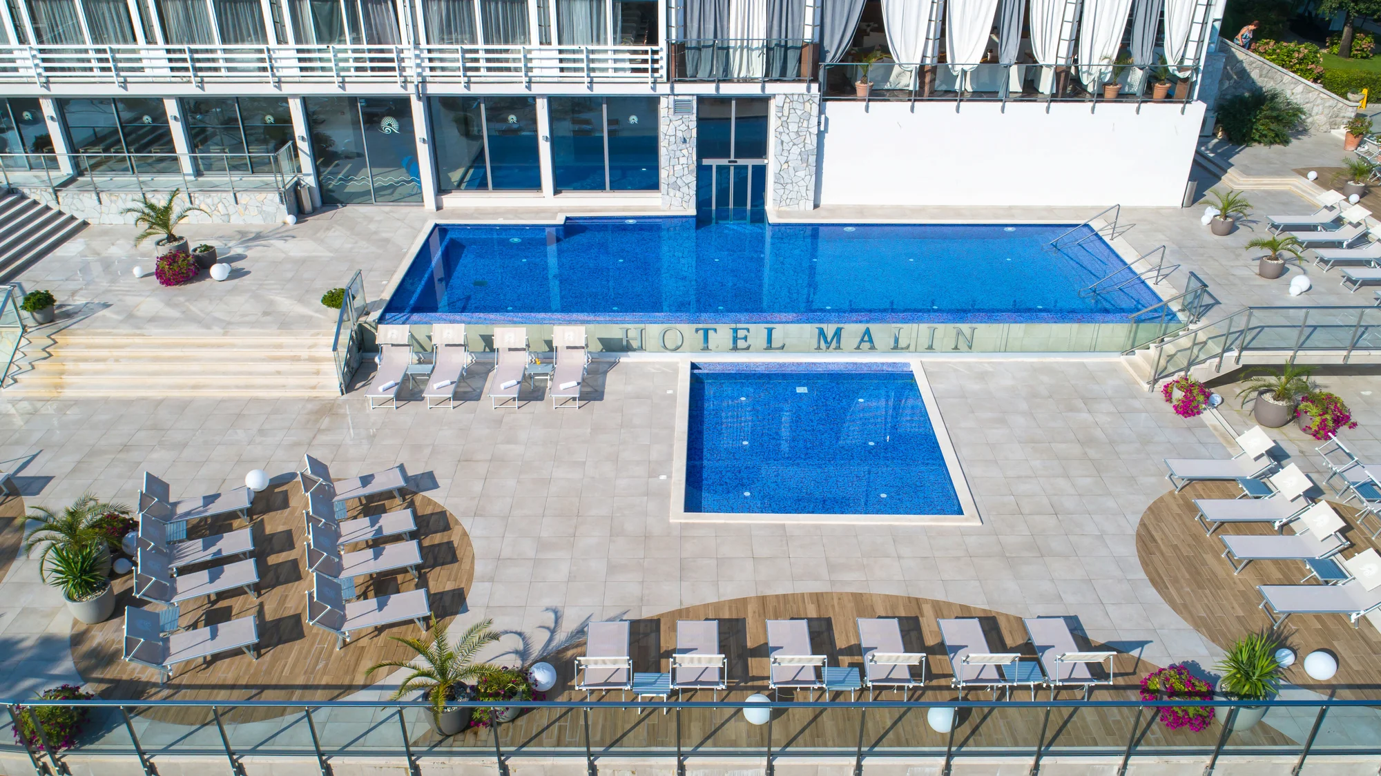 Ostrov Krk: 4* hotel u oblázkové pláže, polopenze, bazén a děti zdarma
