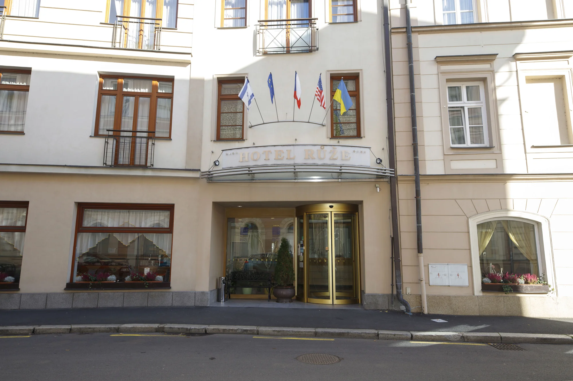 Polopenze, wellness i předepsané procedury v samotném srdci Karlových Varů