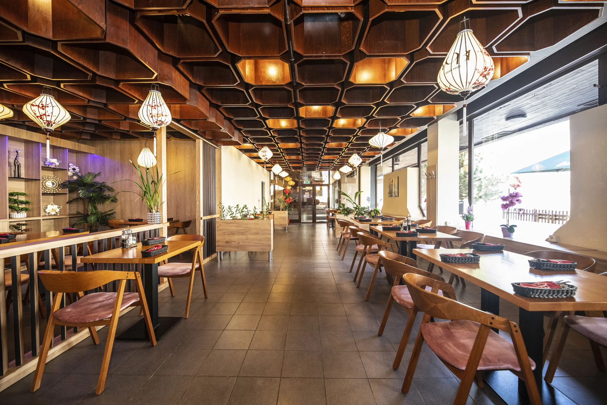 32 až 74 kousků pestrého sushi s rybami i zeleninou na suchém ledu