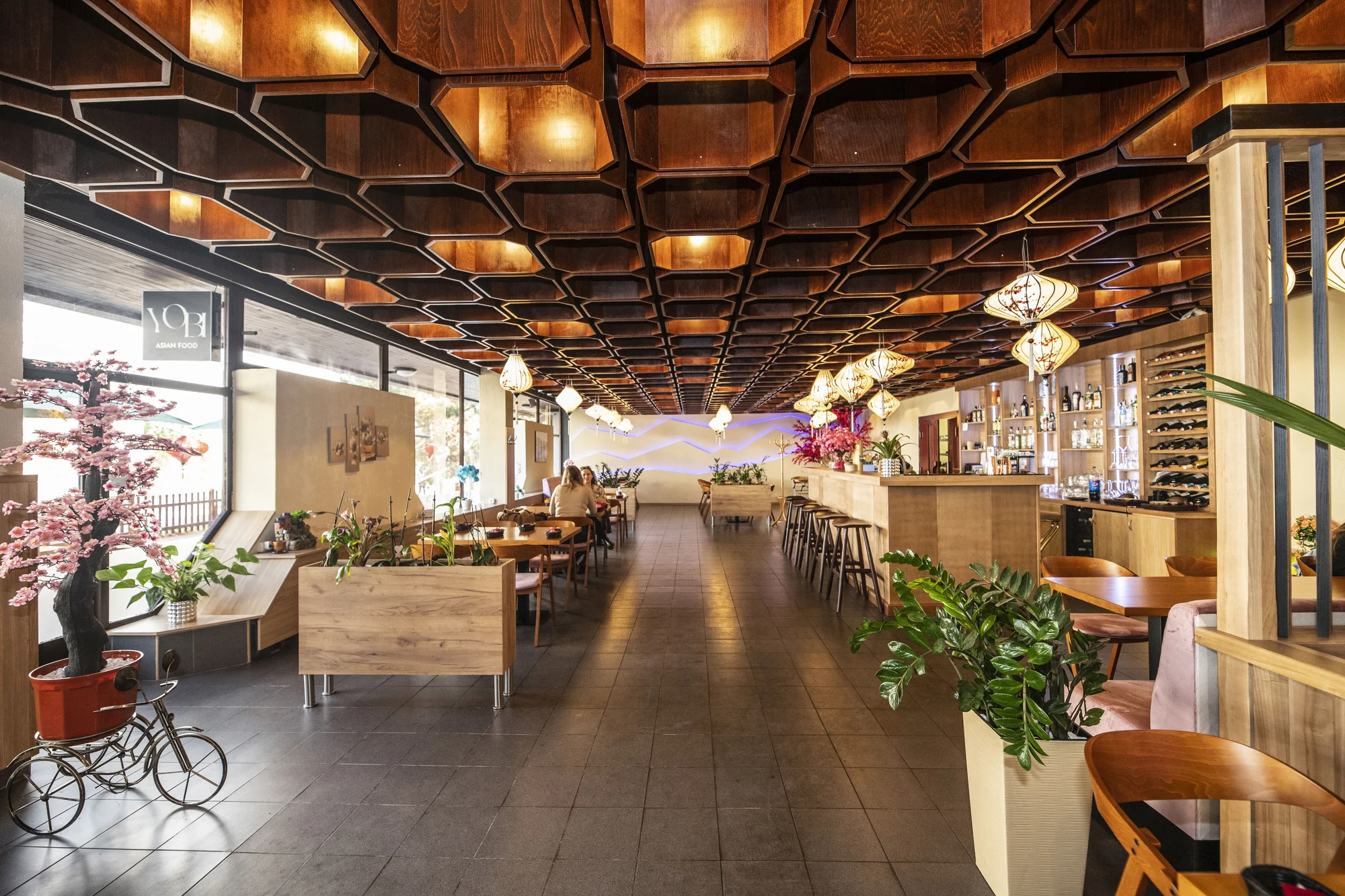 32 až 74 kousků pestrého sushi s rybami i zeleninou na suchém ledu