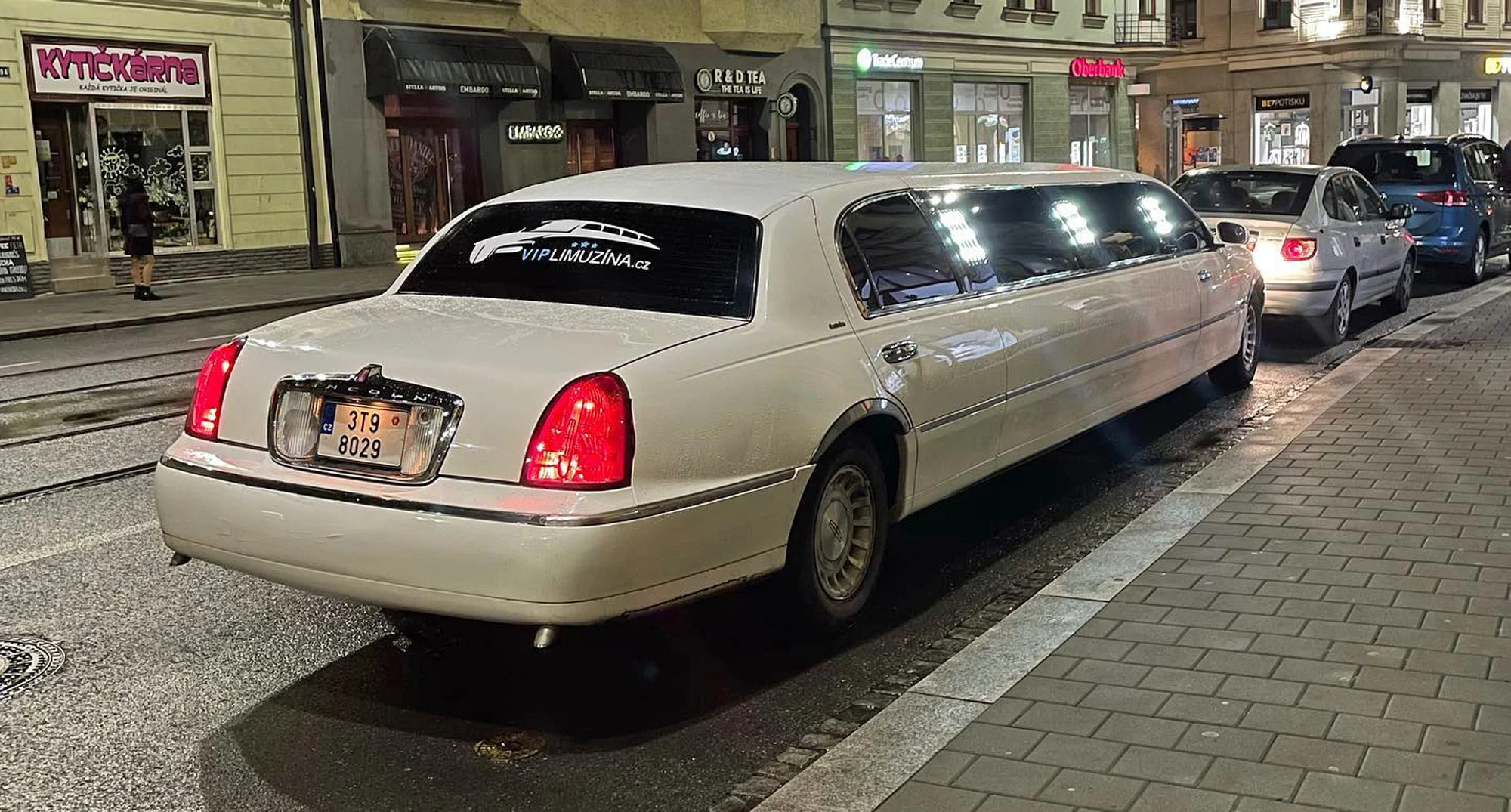 Oslavte to luxusně: pronájem luxusní limuzíny s řidičem a sekt až pro 8 osob