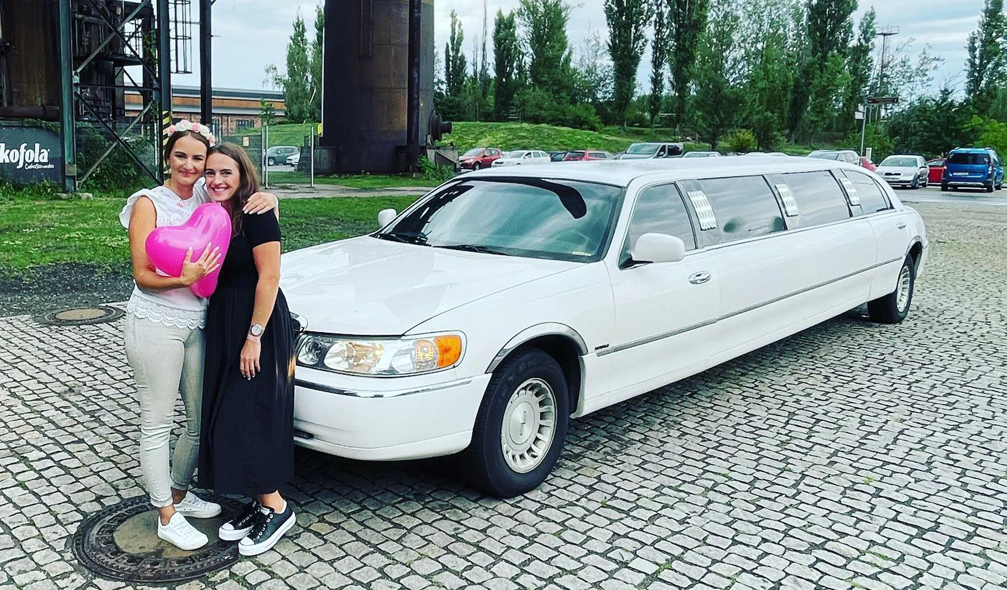 Oslavte to luxusně: pronájem luxusní limuzíny s řidičem a sekt až pro 8 osob
