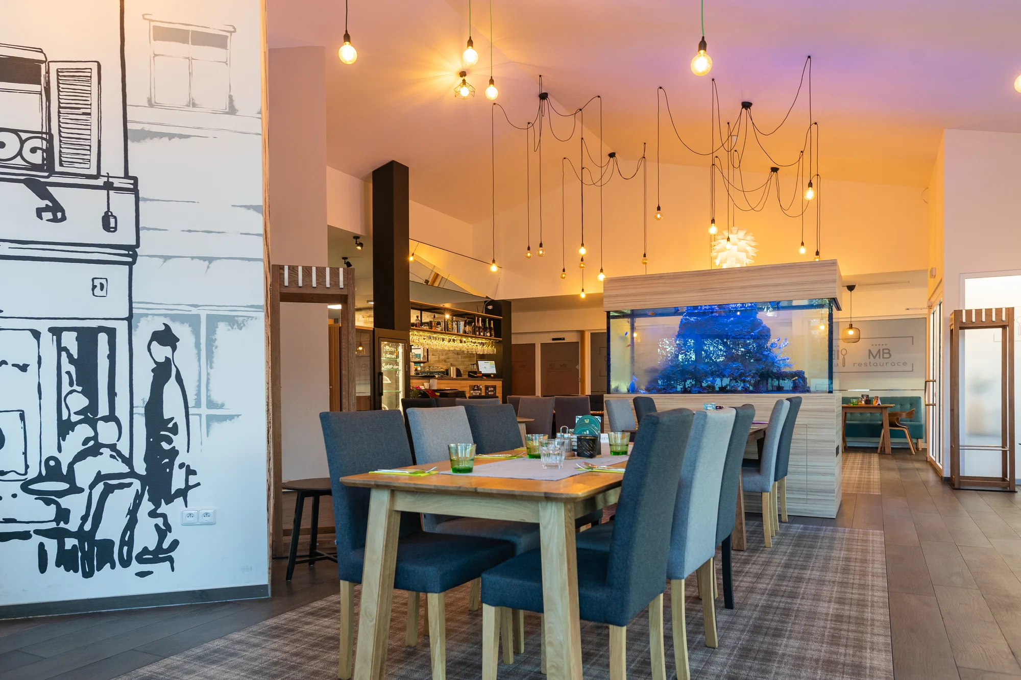 Pětichodové menu v moderní restauraci MB: tatarák, vyzrálý New York steak, fondán a další dobroty