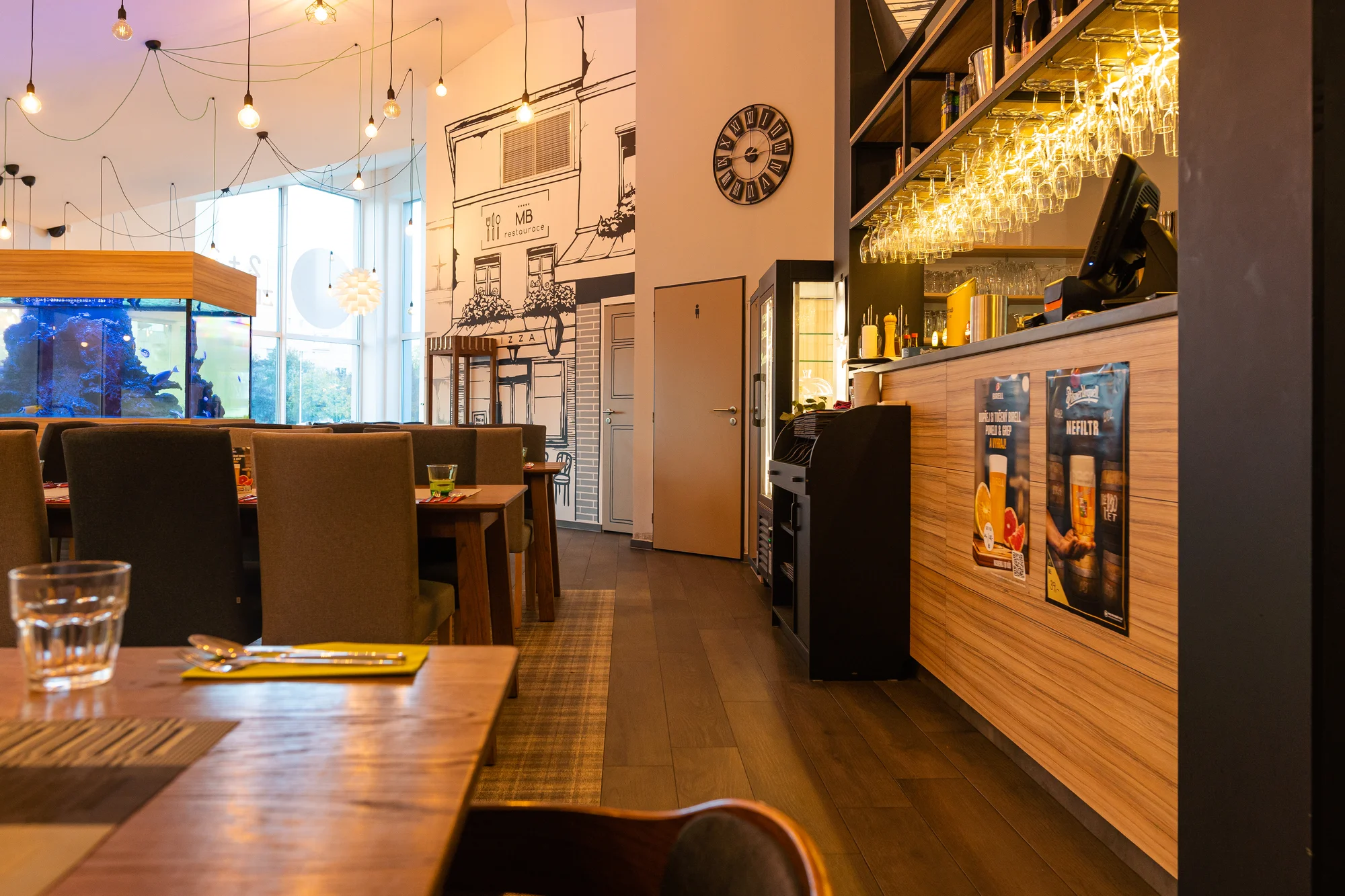 Pětichodové menu v moderní restauraci MB: tatarák, vyzrálý New York steak, fondán a další dobroty