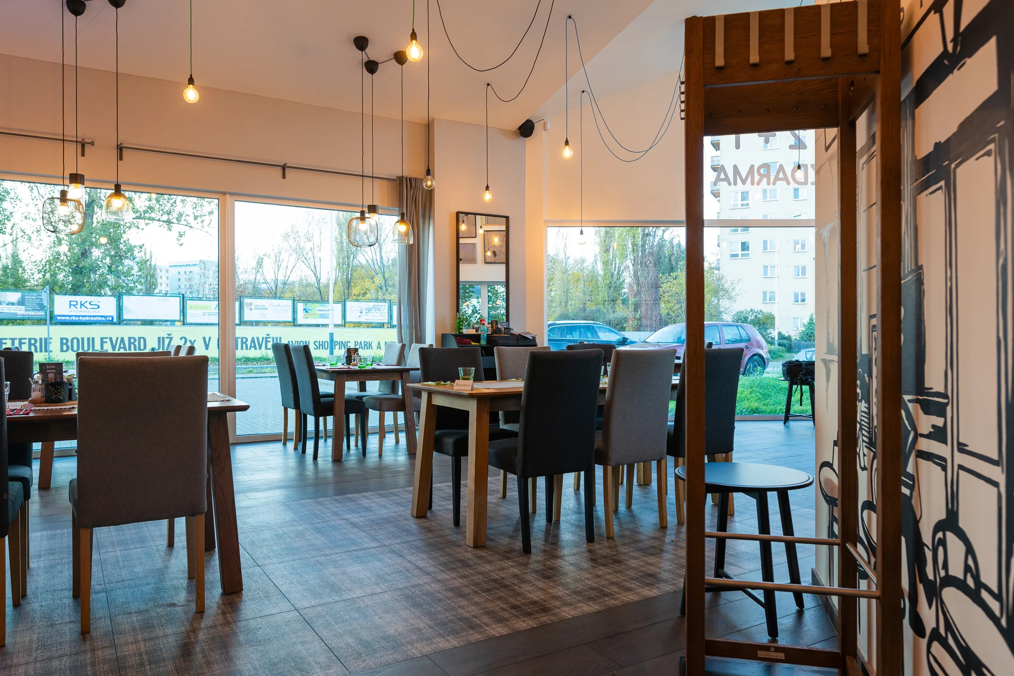 Pětichodové menu v moderní restauraci MB: tatarák, vyzrálý New York steak, fondán a další dobroty